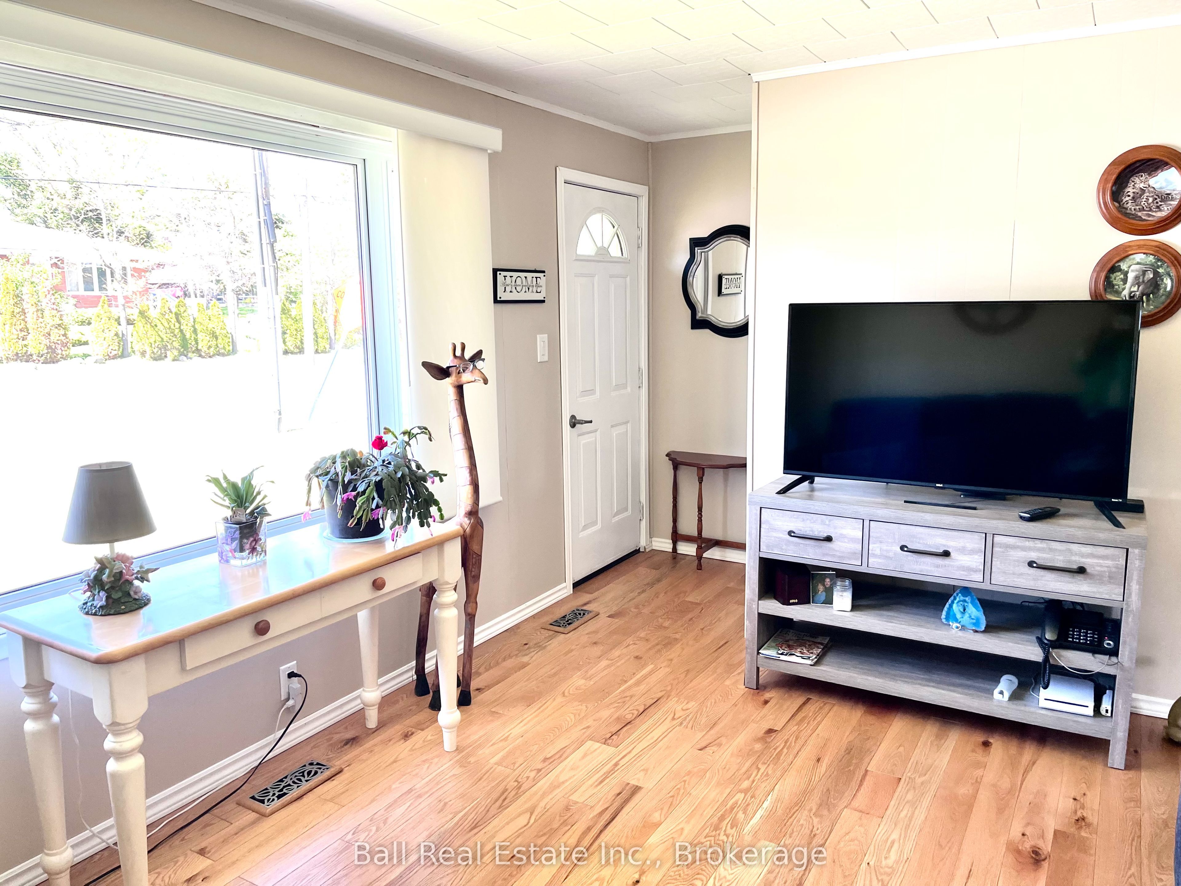 98 George Street E Property Photo 4