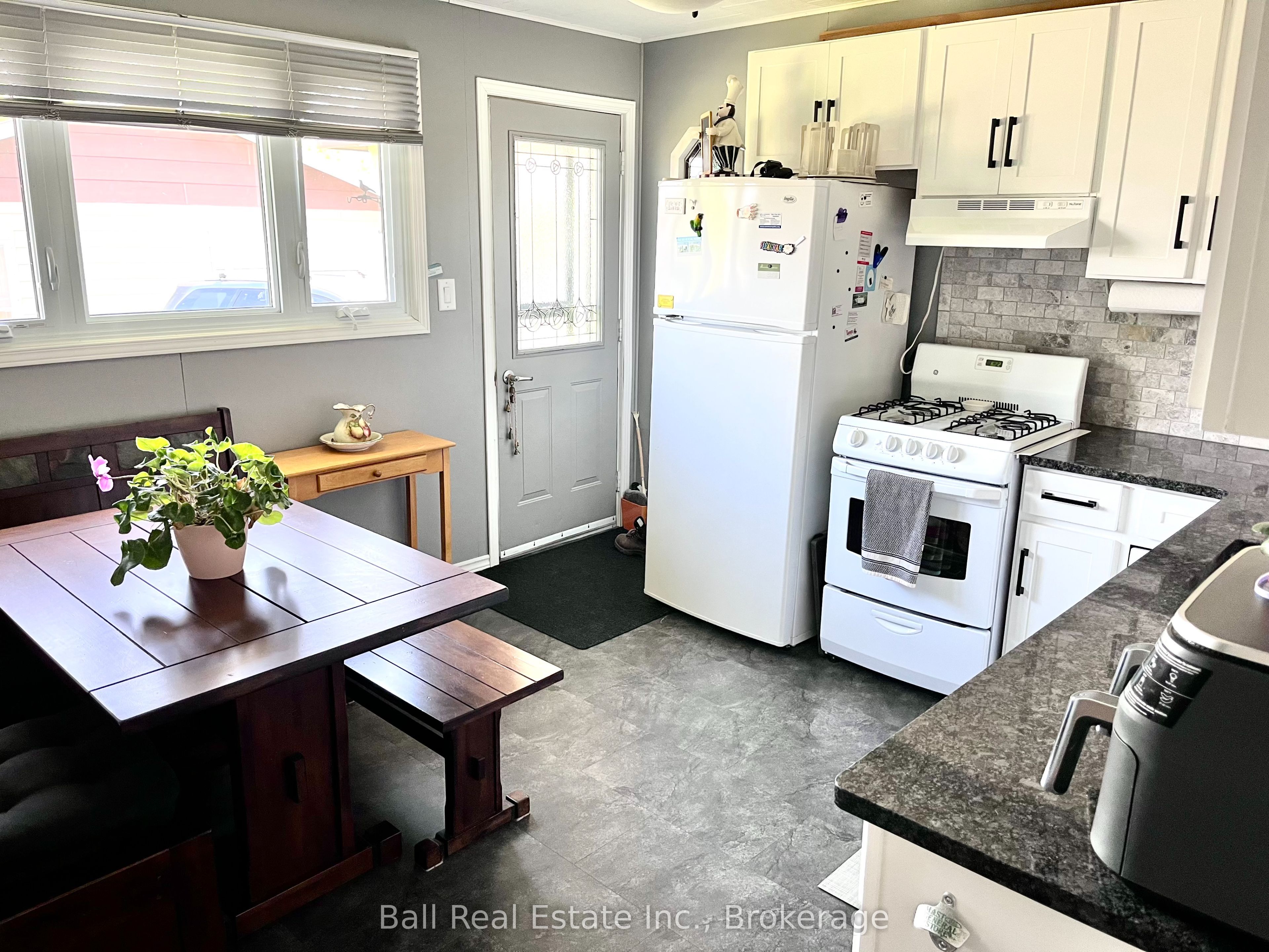 98 George Street E Property Photo 5