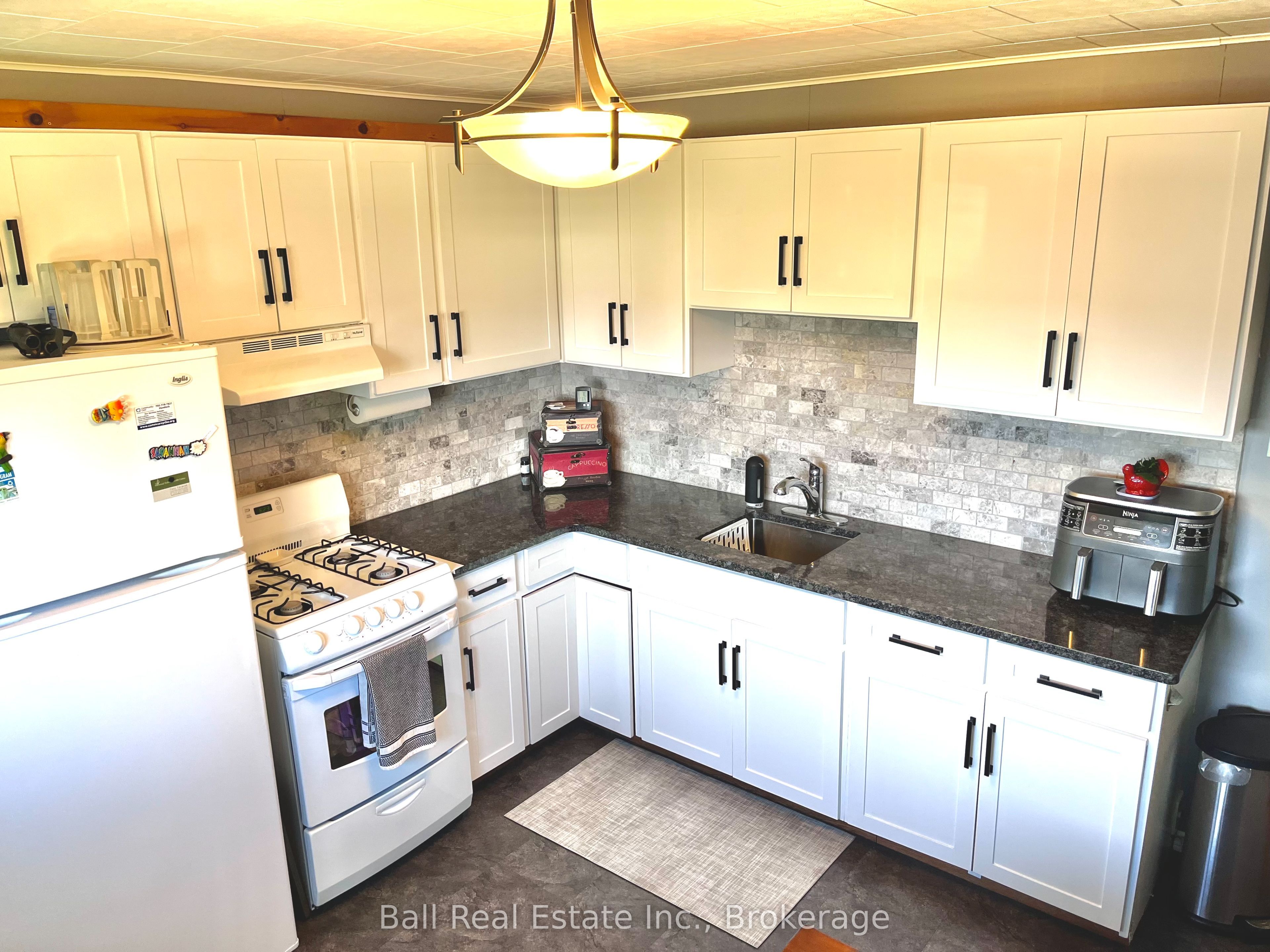 98 George Street E Property Photo 6