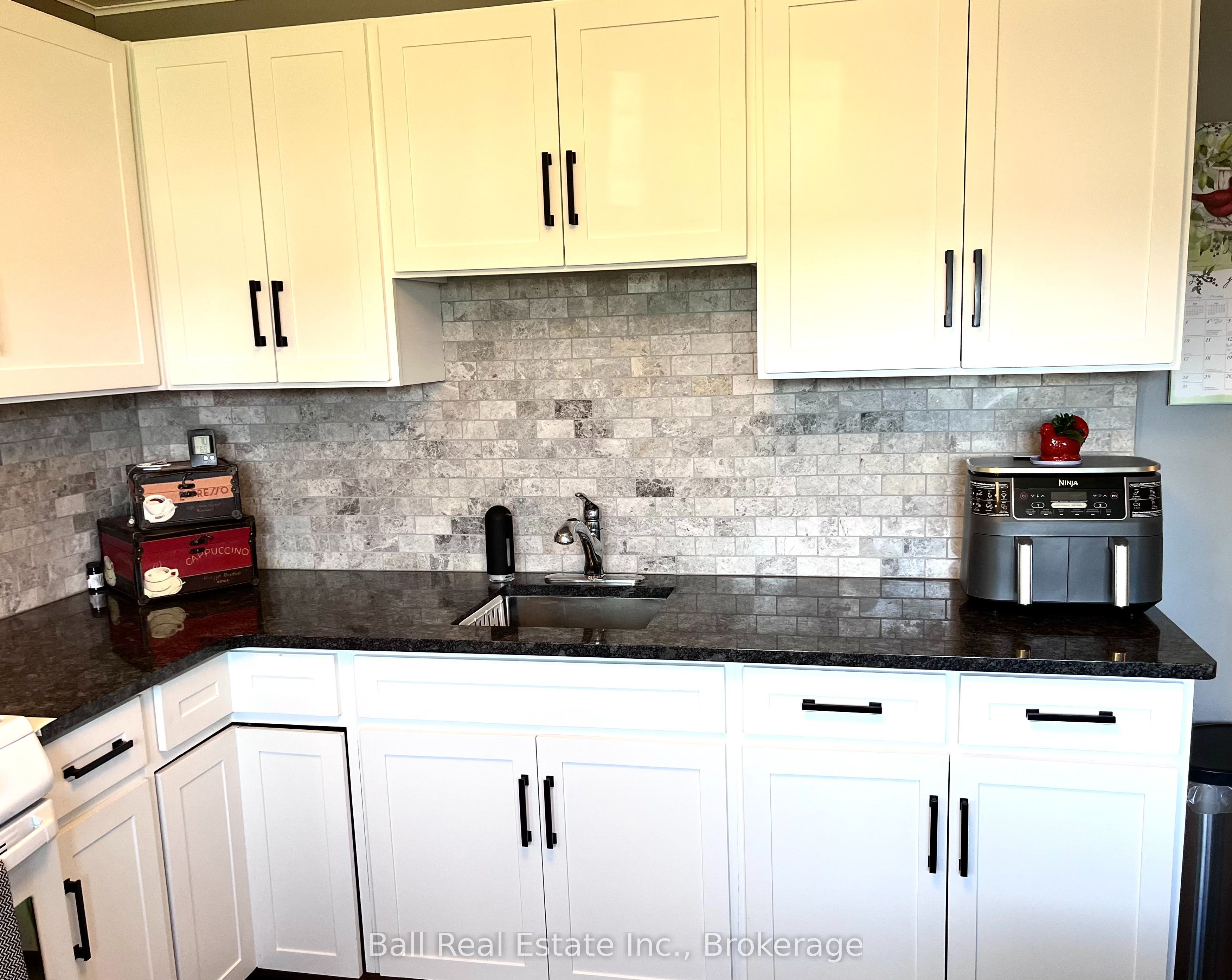 98 George Street E Property Photo 7