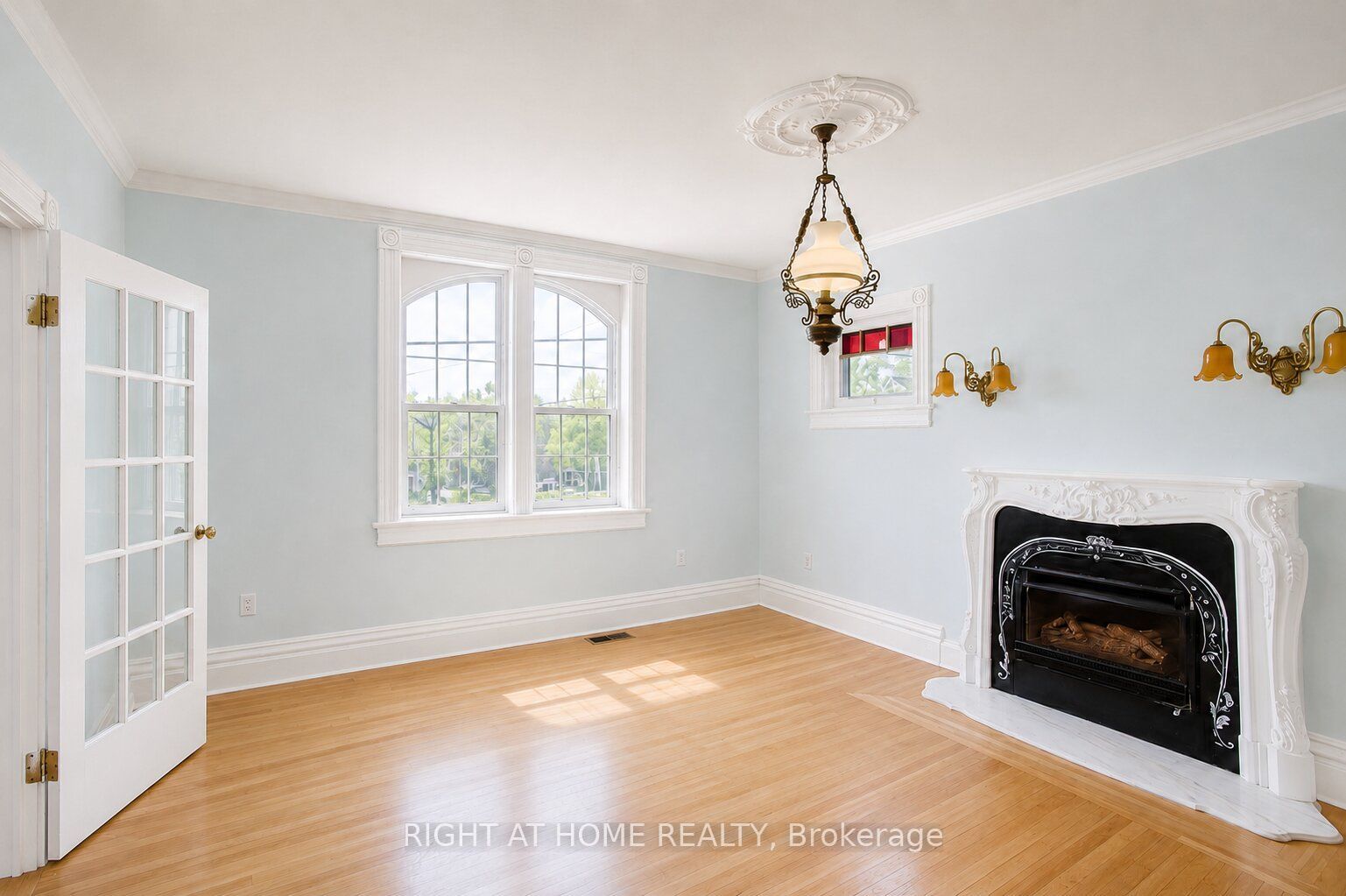 402 Lambton Street E Property Photo 5