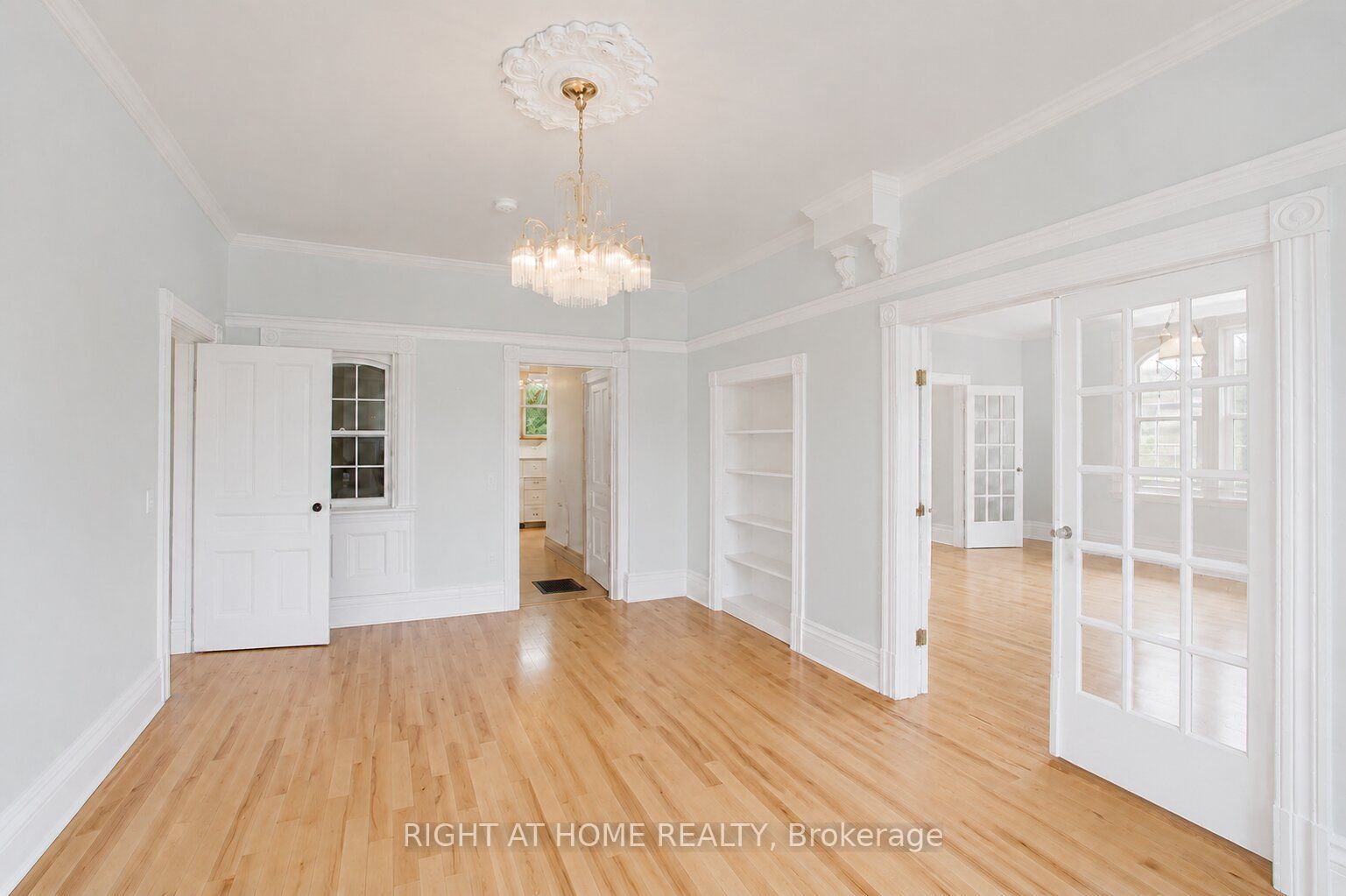 402 Lambton Street E Property Photo 11