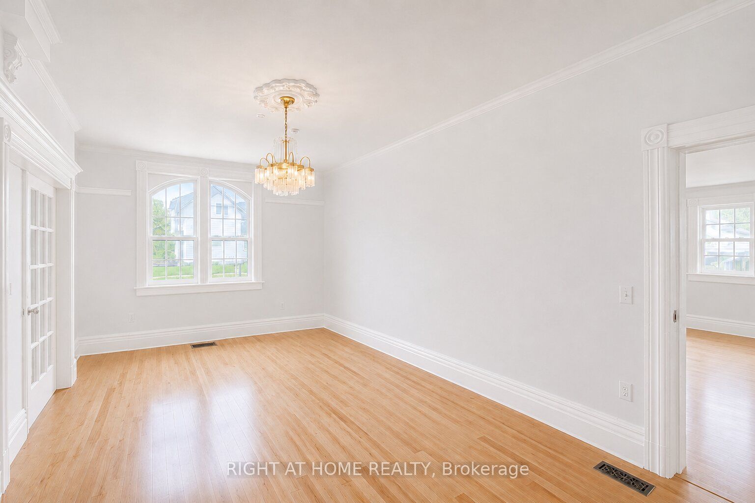 402 Lambton Street E Property Photo 12