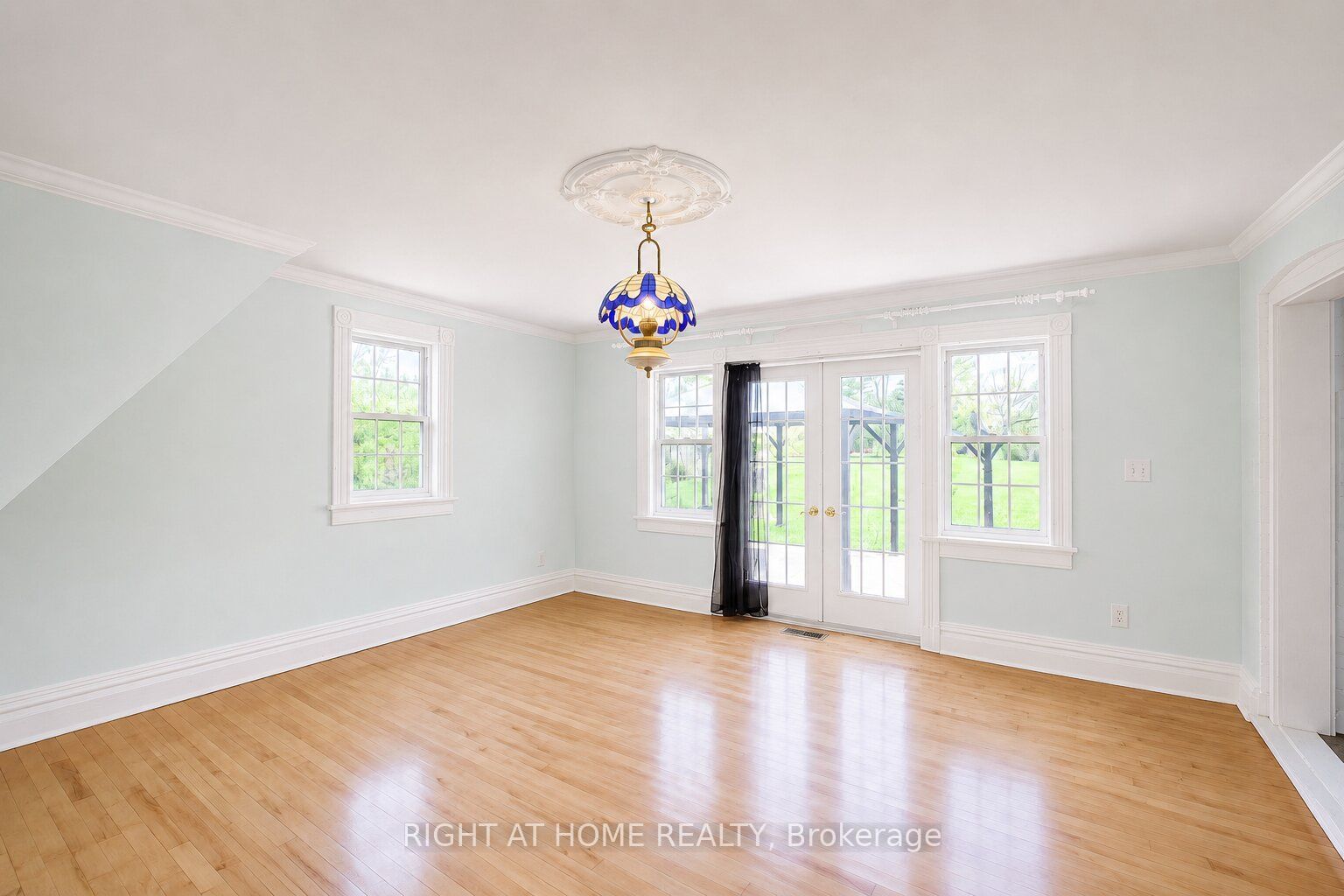 402 Lambton Street E Property Photo 14