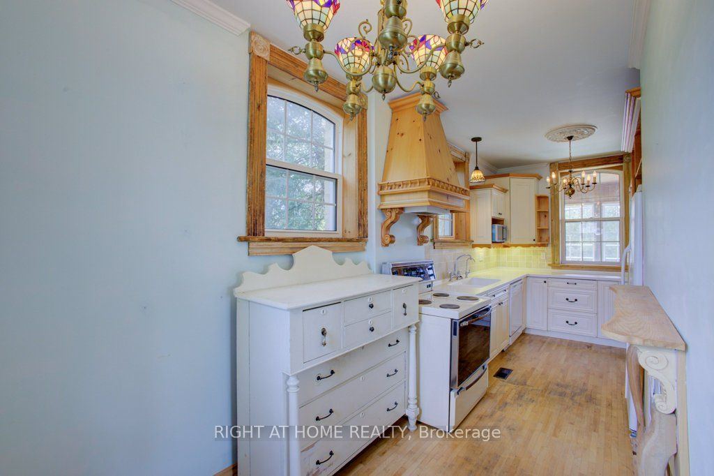 402 Lambton Street E Property Photo 16