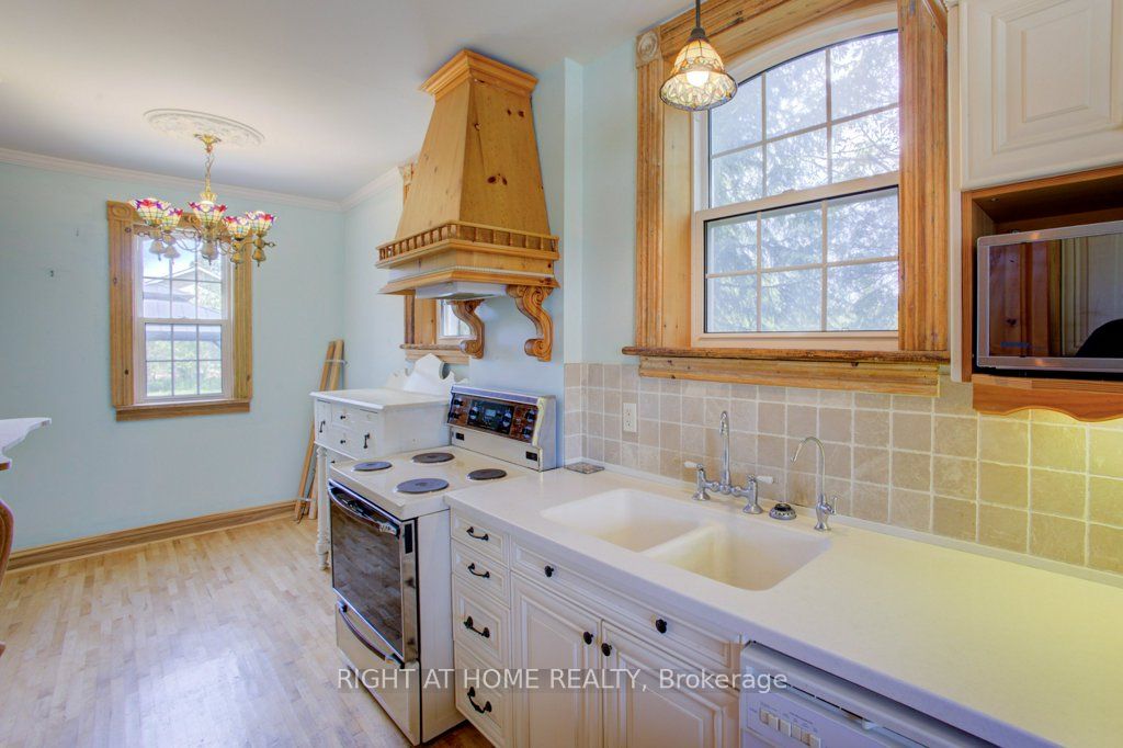 402 Lambton Street E Property Photo 17