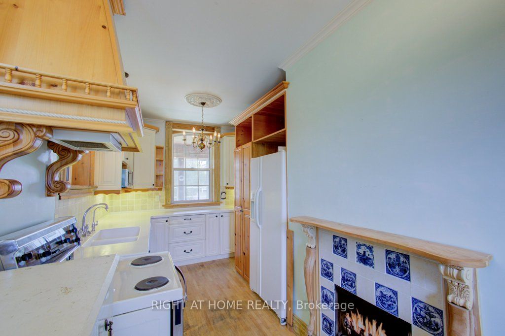 402 Lambton Street E Property Photo 18