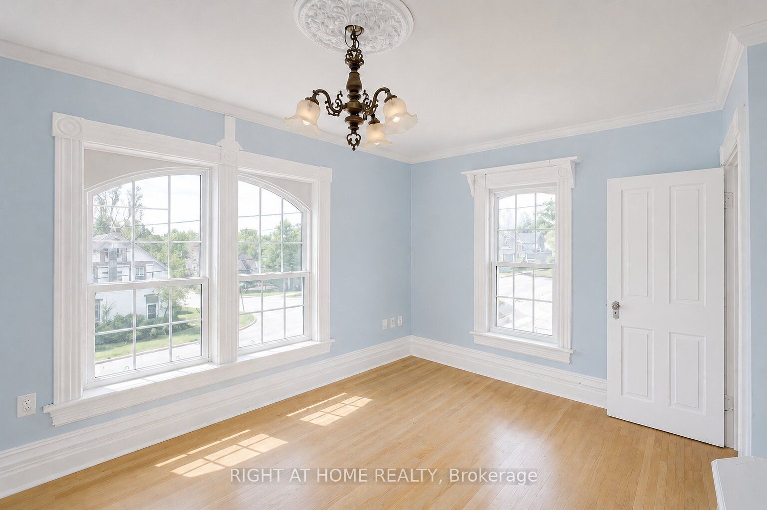 402 Lambton Street E Property Photo 23