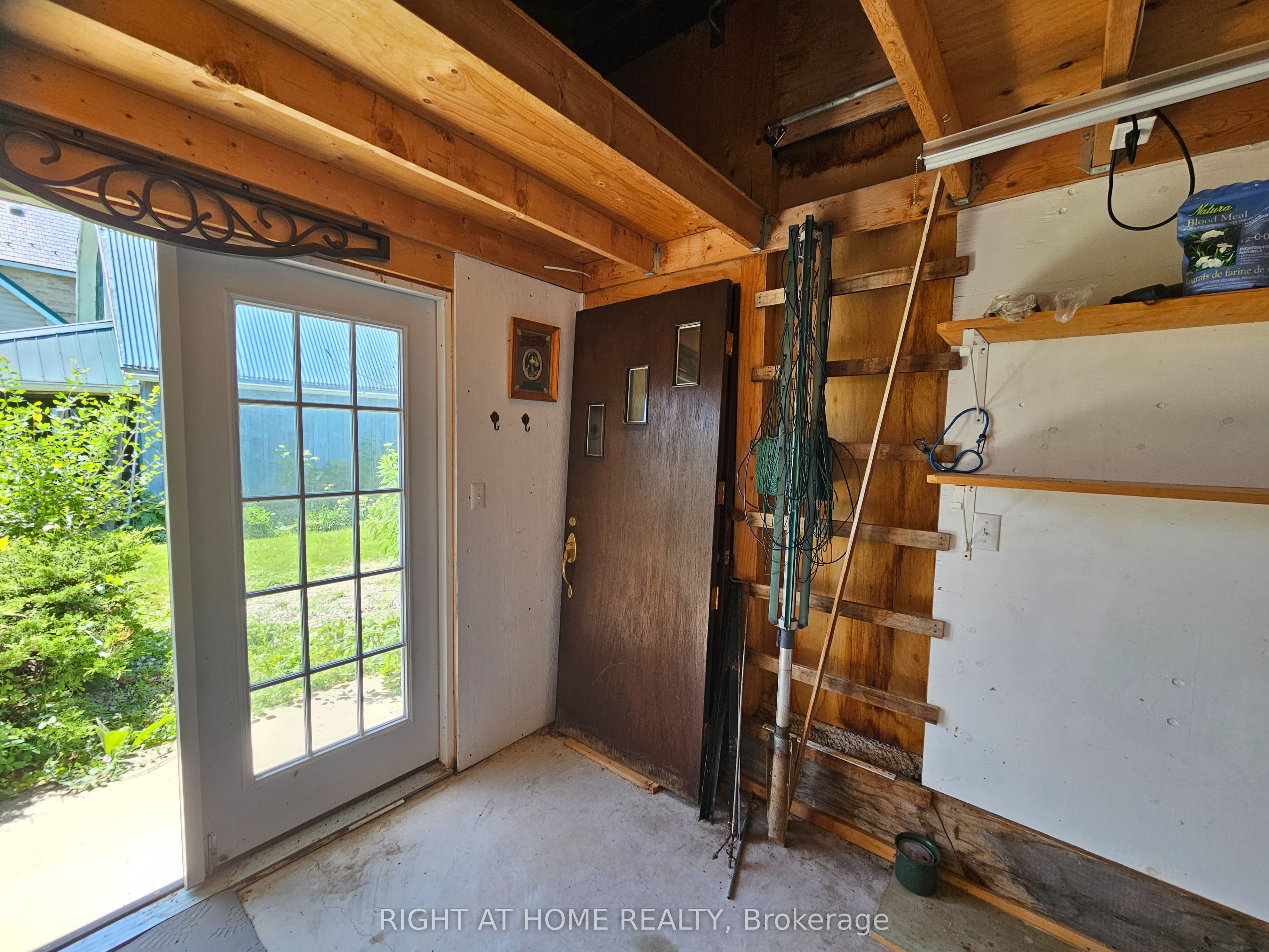 402 Lambton Street E Property Photo 32
