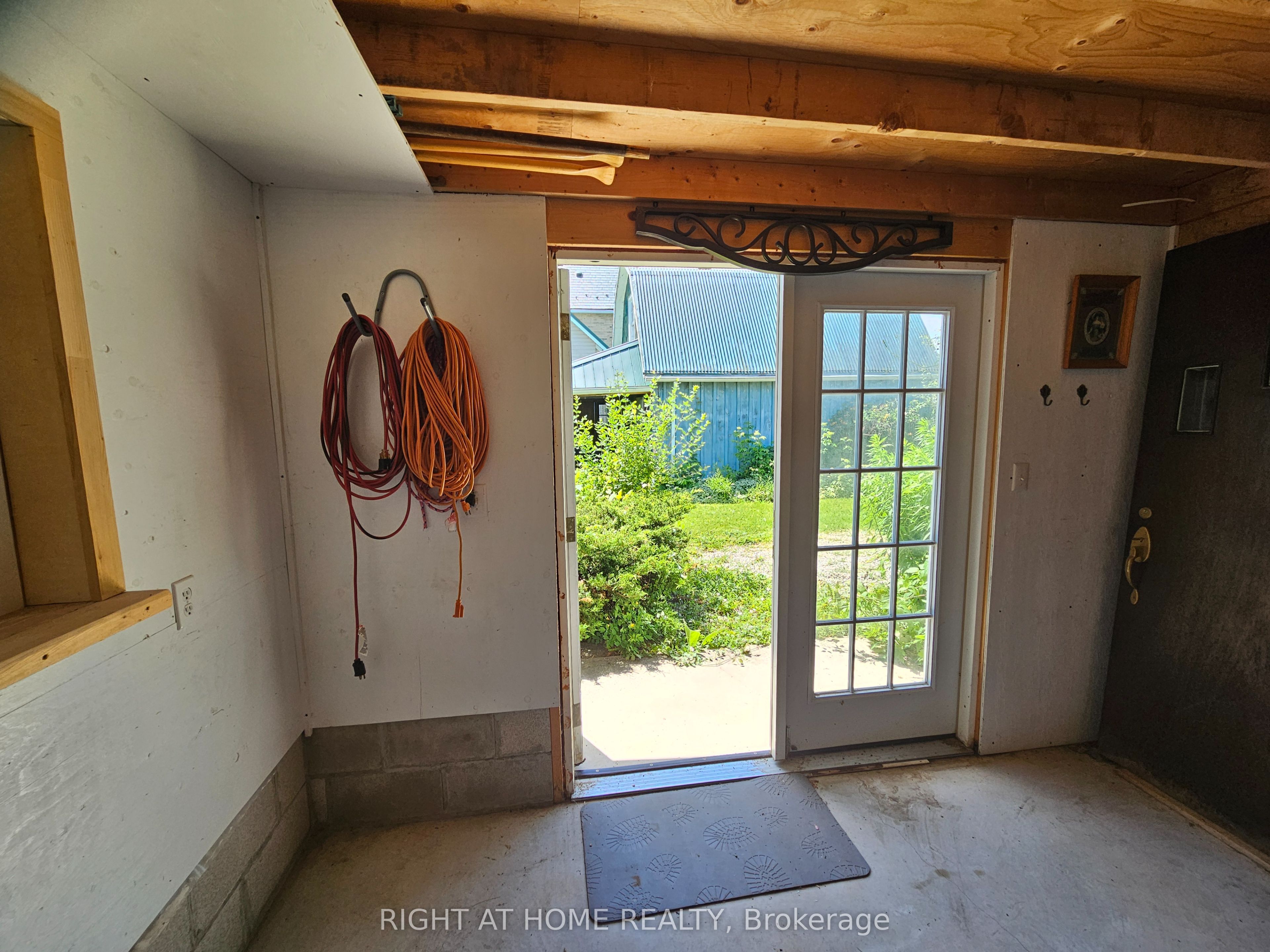 402 Lambton Street E Property Photo 33