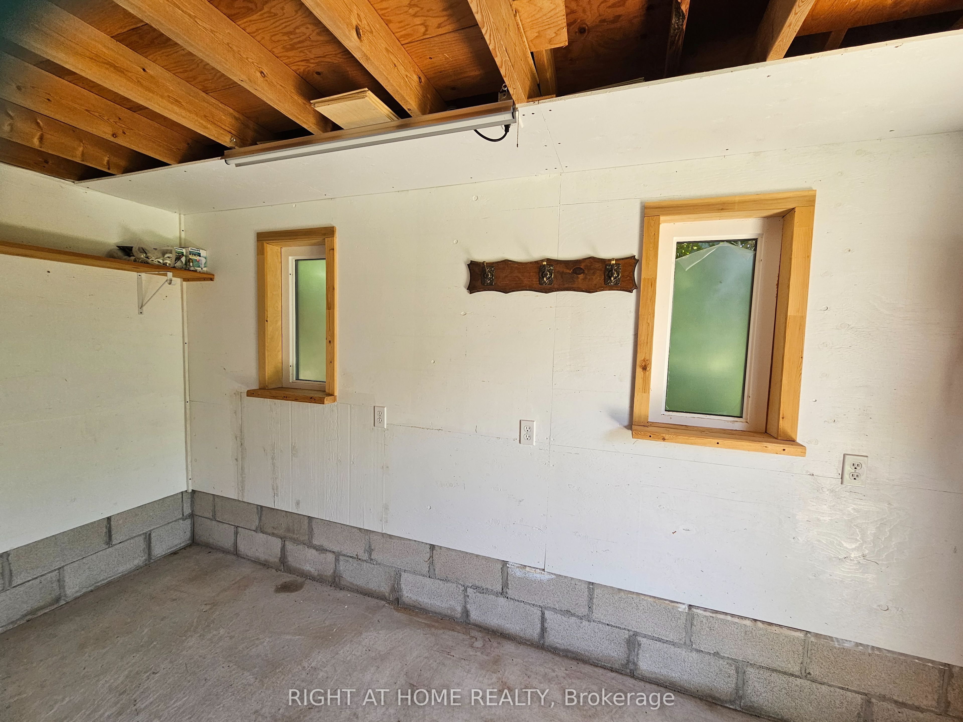 402 Lambton Street E Property Photo 34