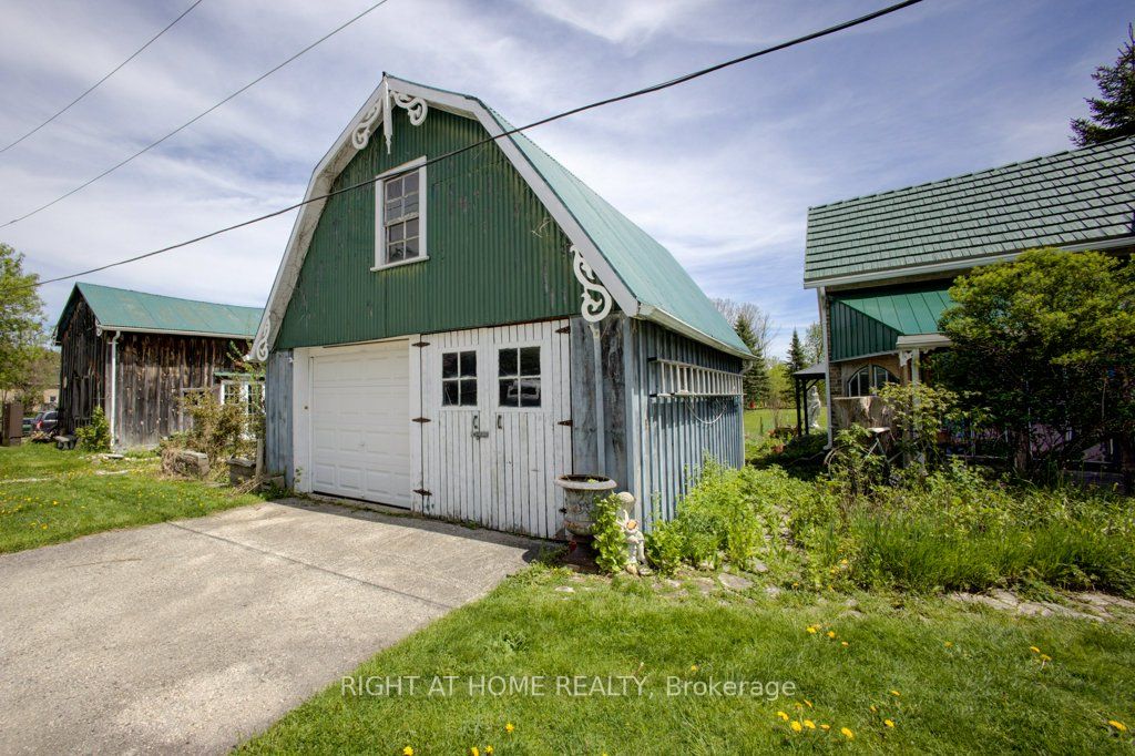 402 Lambton Street E Property Photo 35