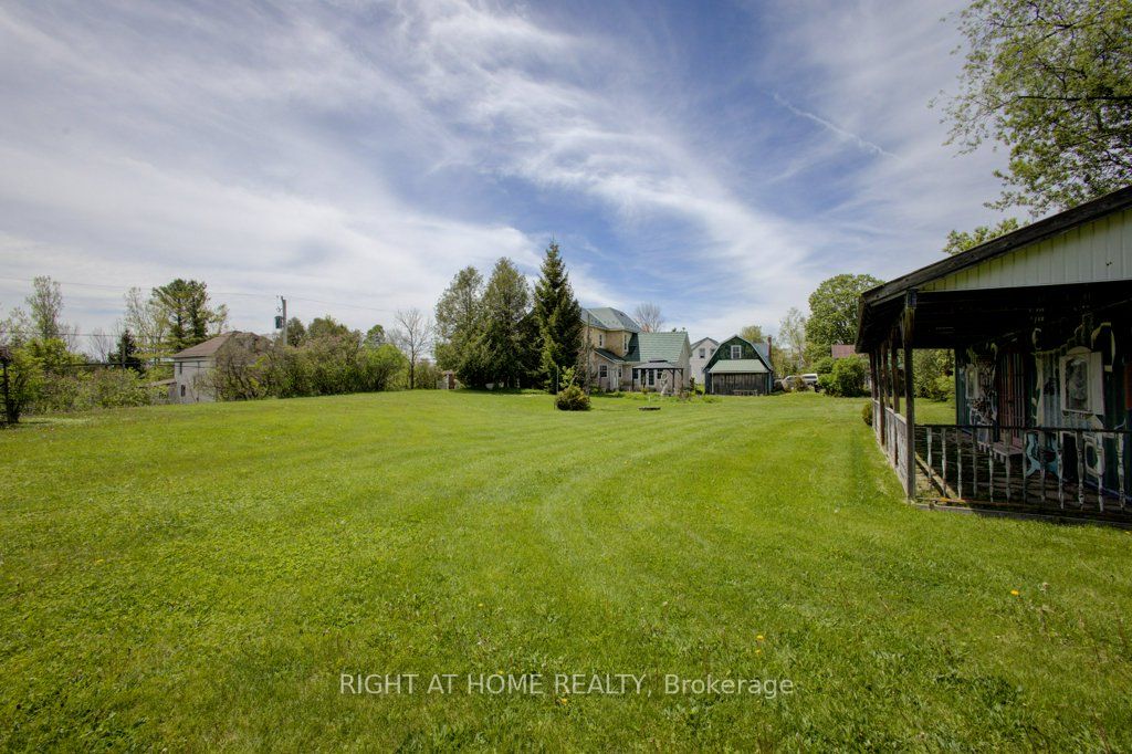 402 Lambton Street E Property Photo 40