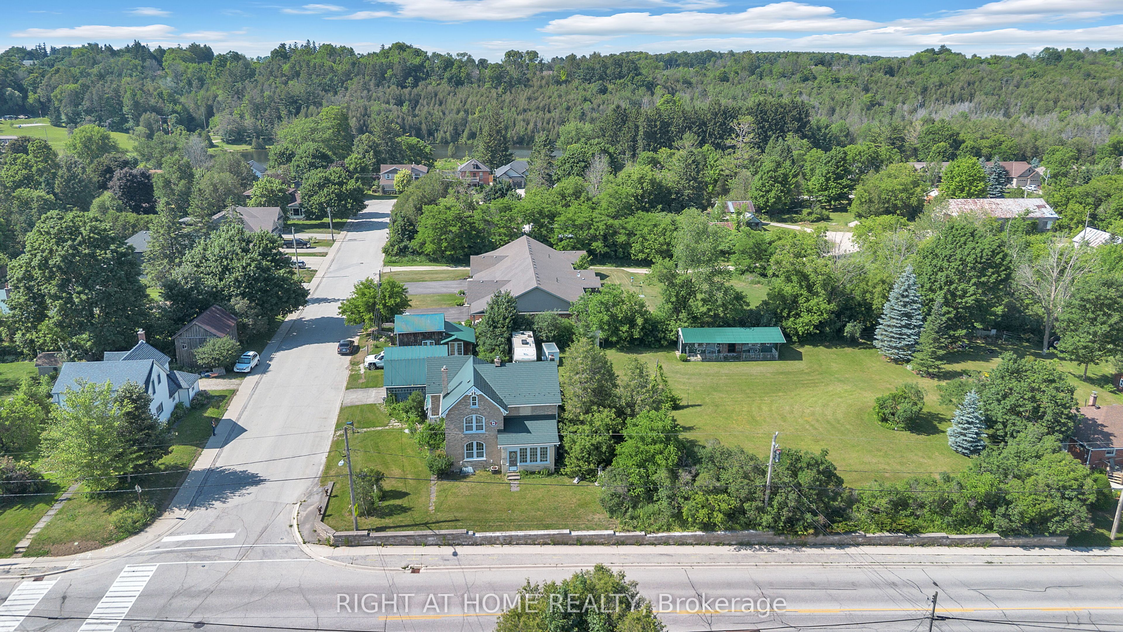 402 Lambton Street E Property Photo 41