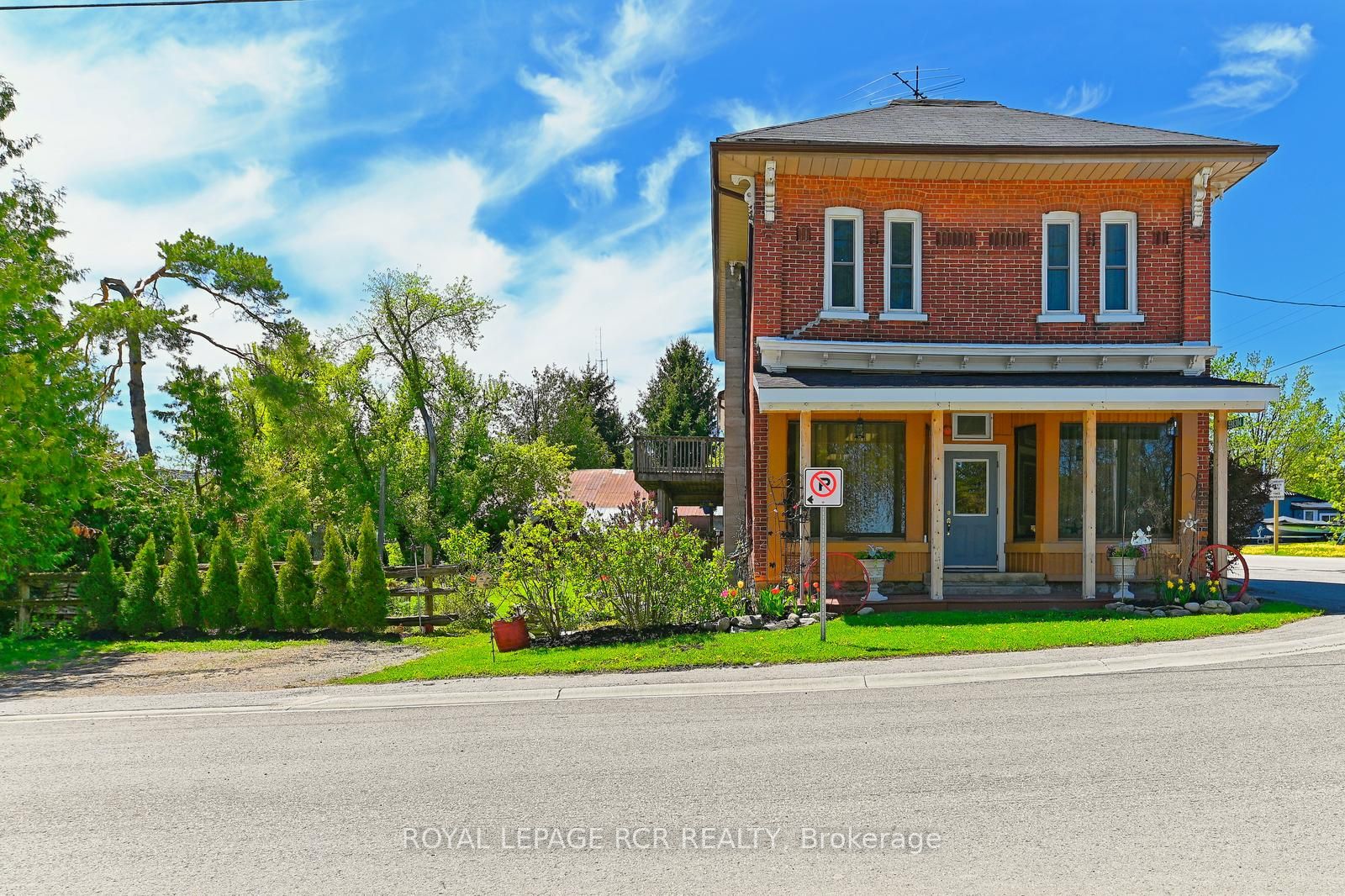 598304 Second Line W Property Photo 2