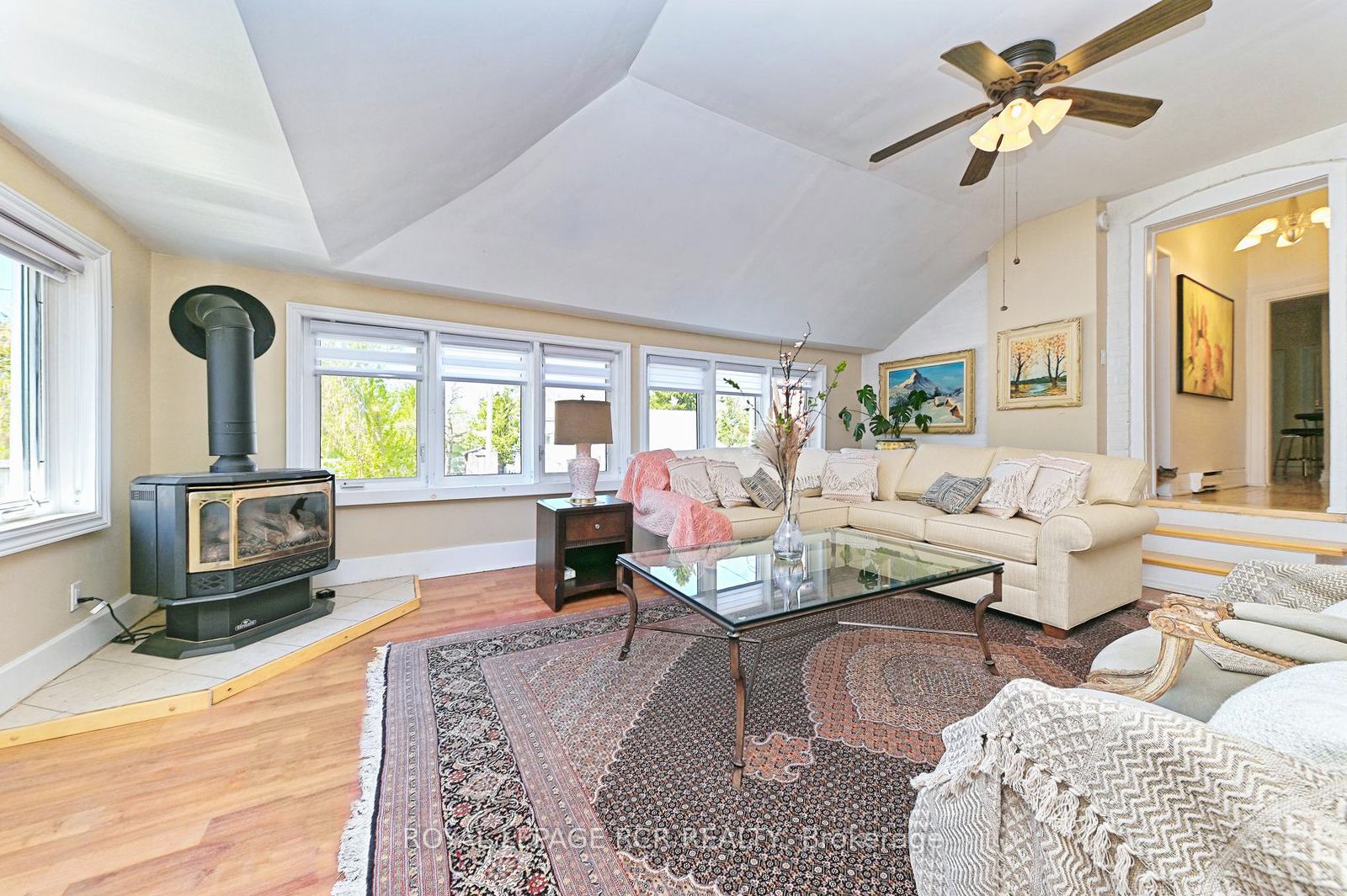 598304 Second Line W Property Photo 15