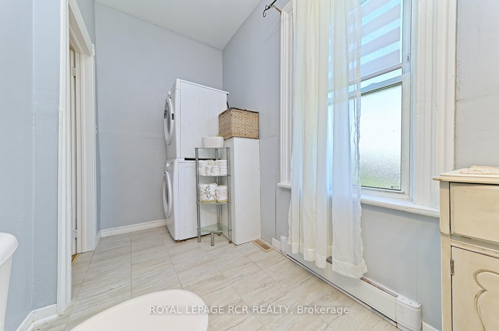 598304 Second Line W Property Photo 32