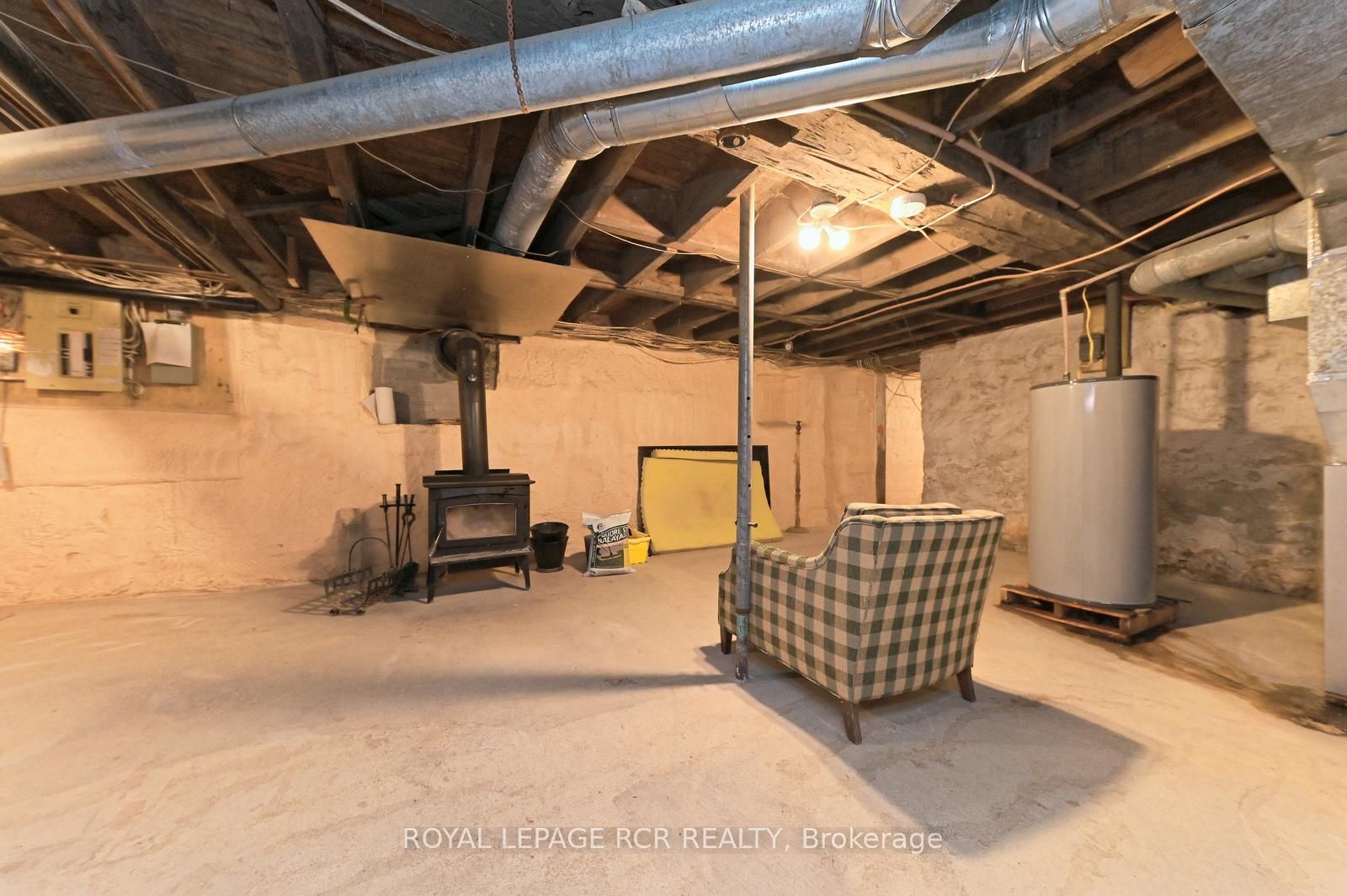 598304 Second Line W Property Photo 34