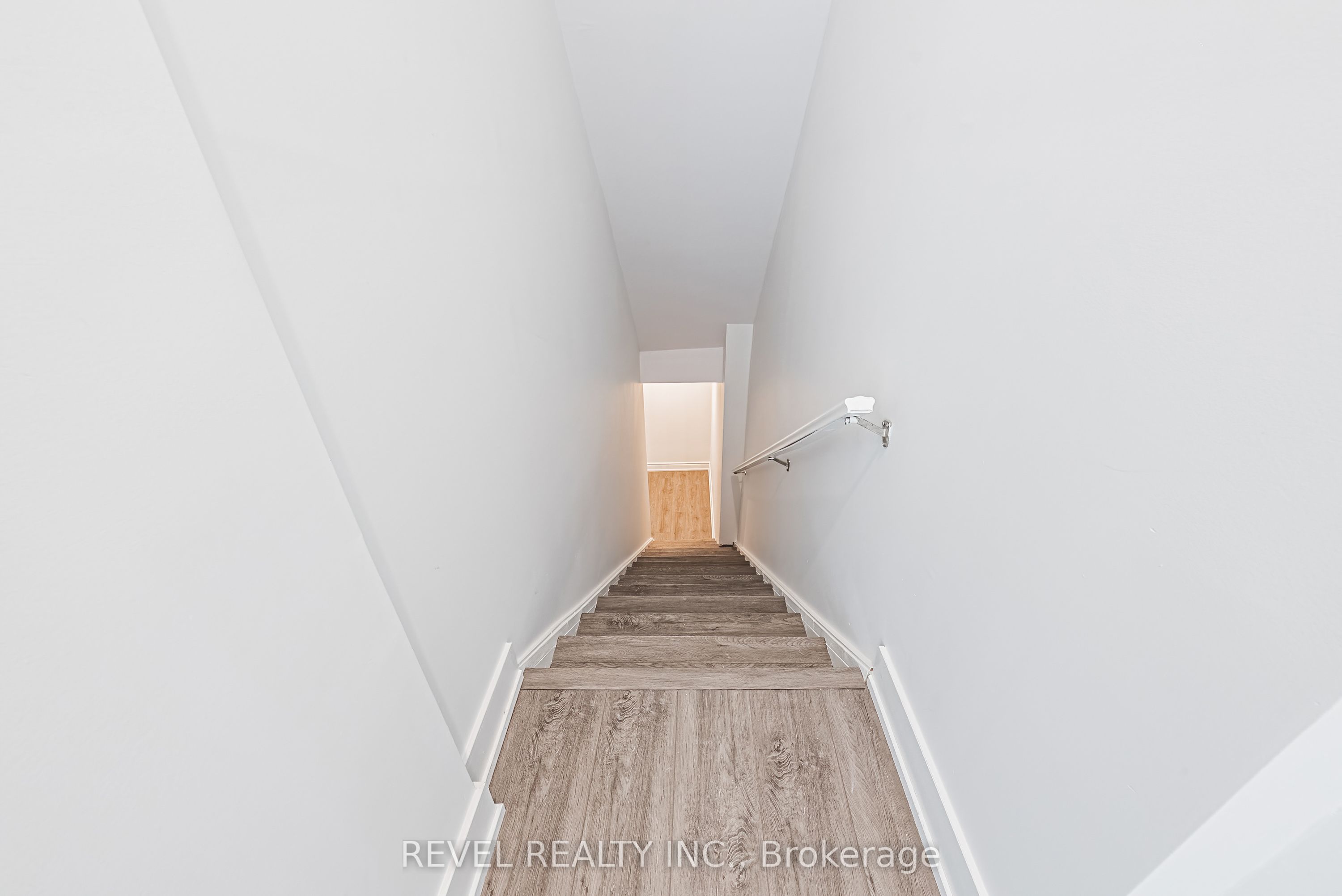 1127 Main Street E Property Photo 12