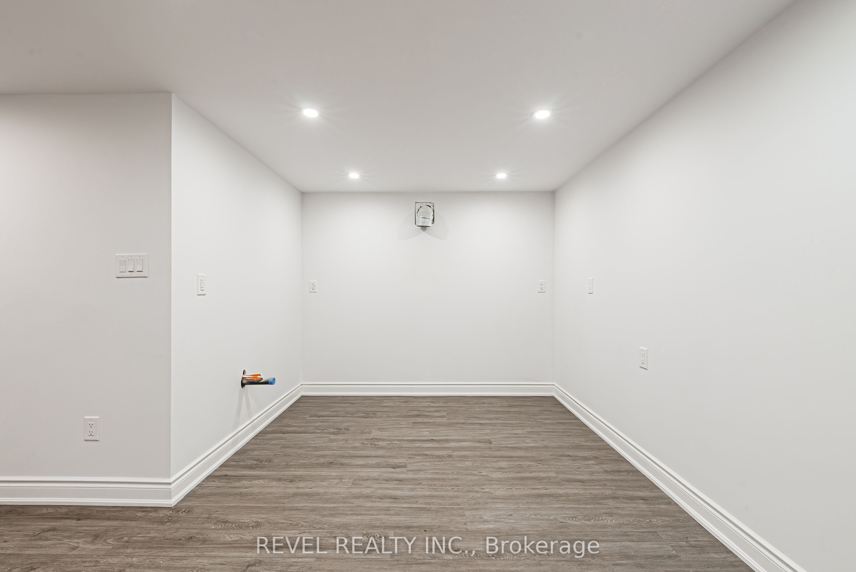 1127 Main Street E Property Photo 16