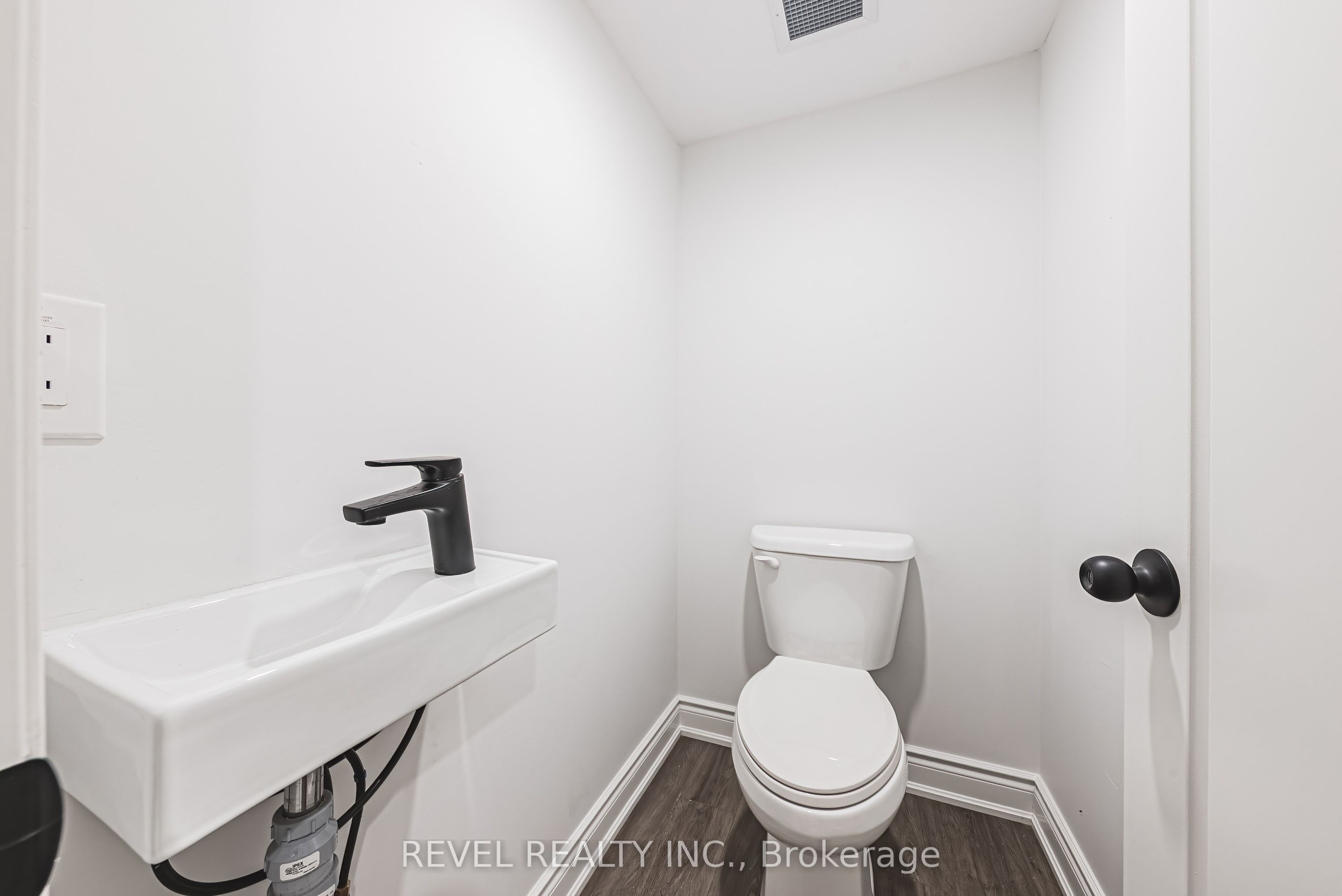 1127 Main Street E Property Photo 22