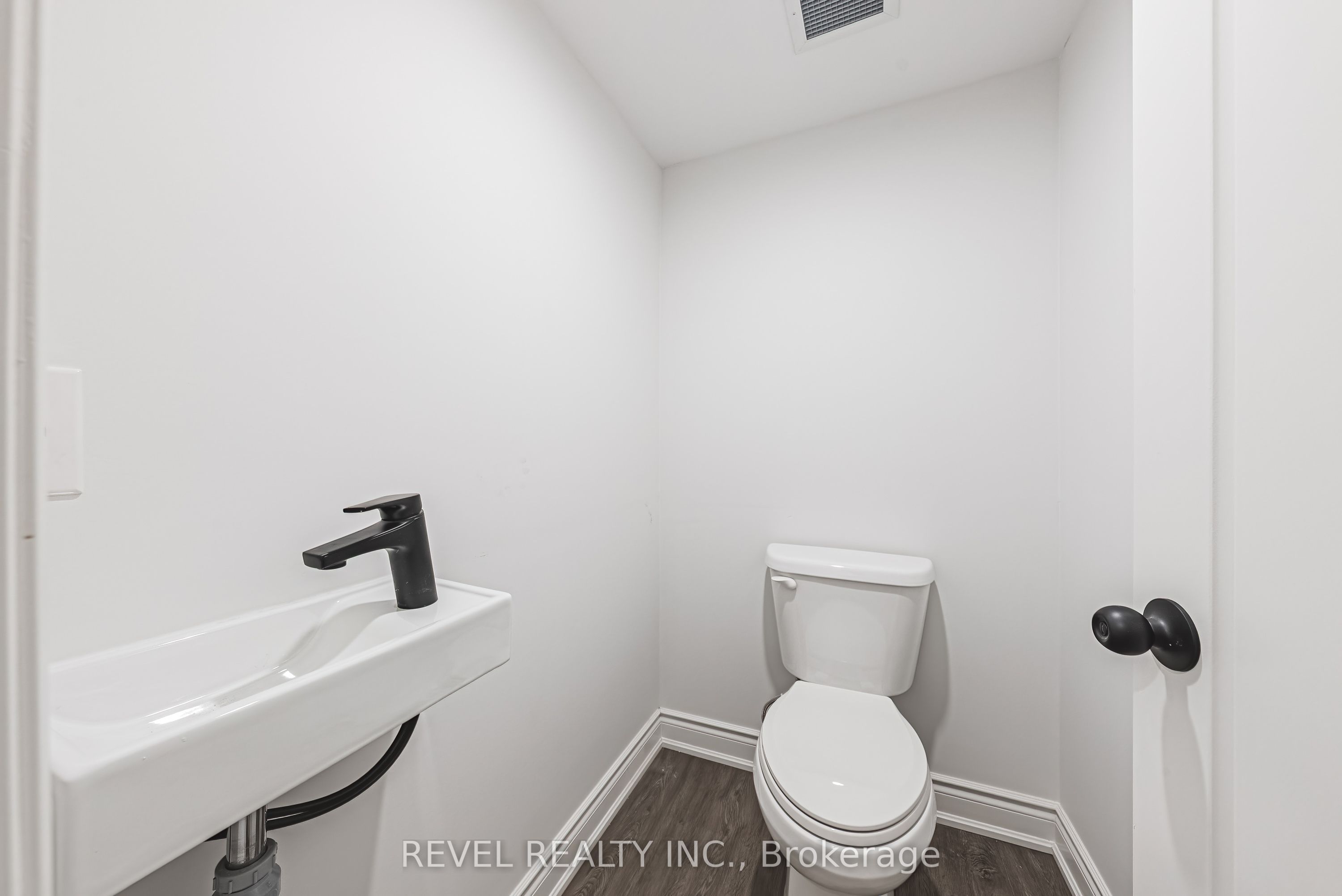 1127 Main Street E Property Photo 23