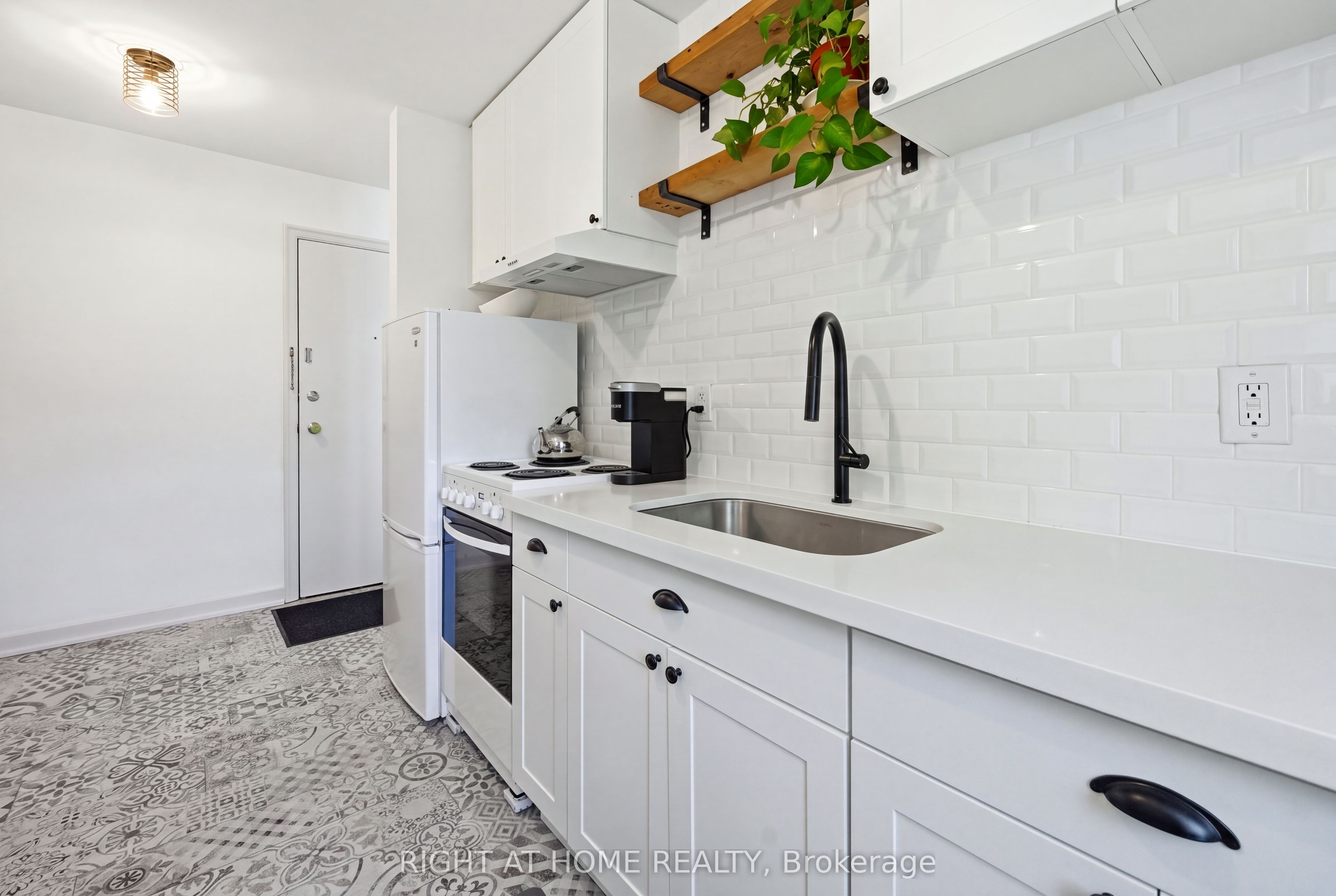 137 Emerald Street S 28 Property Photo 6
