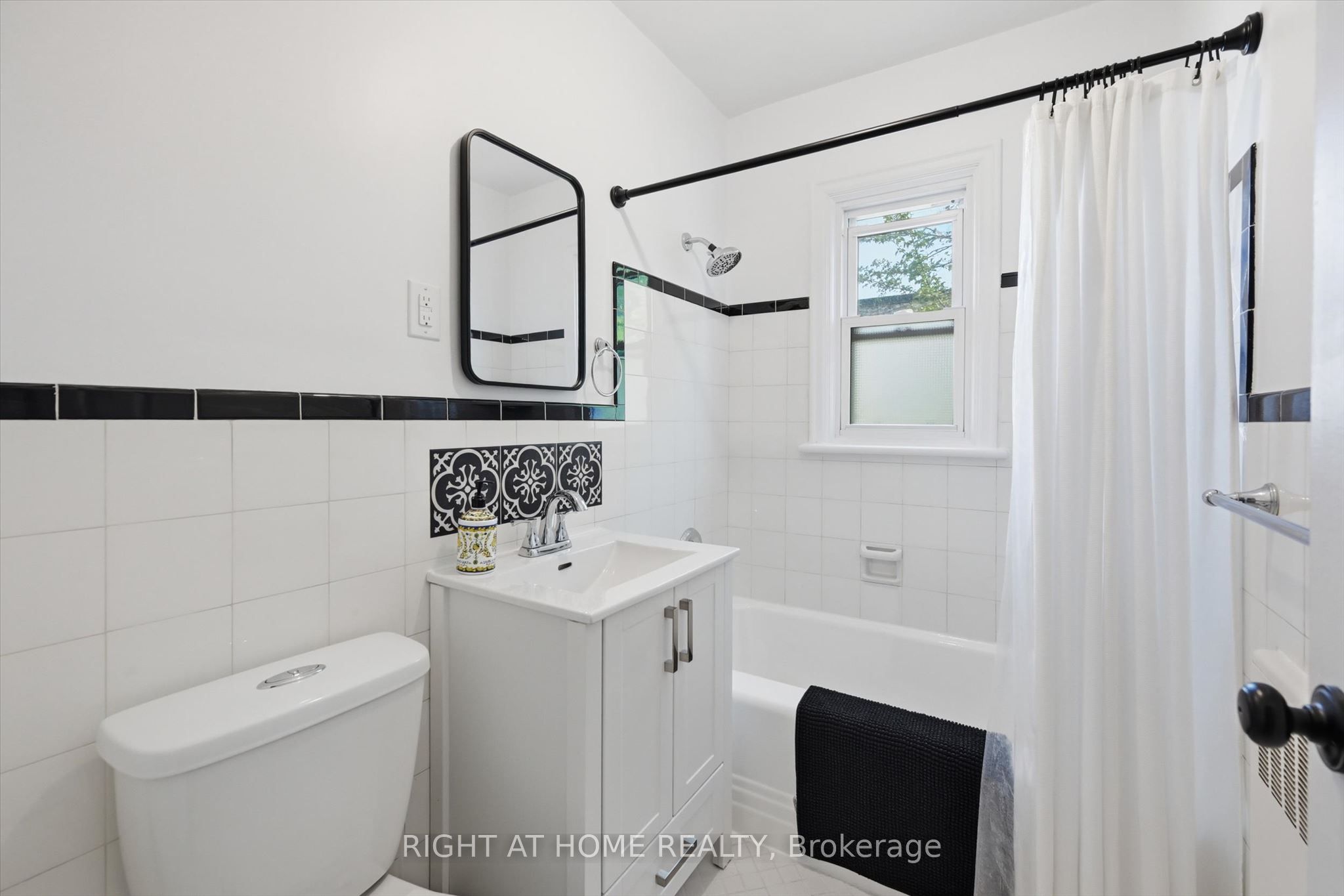 137 Emerald Street S 28 Property Photo 9