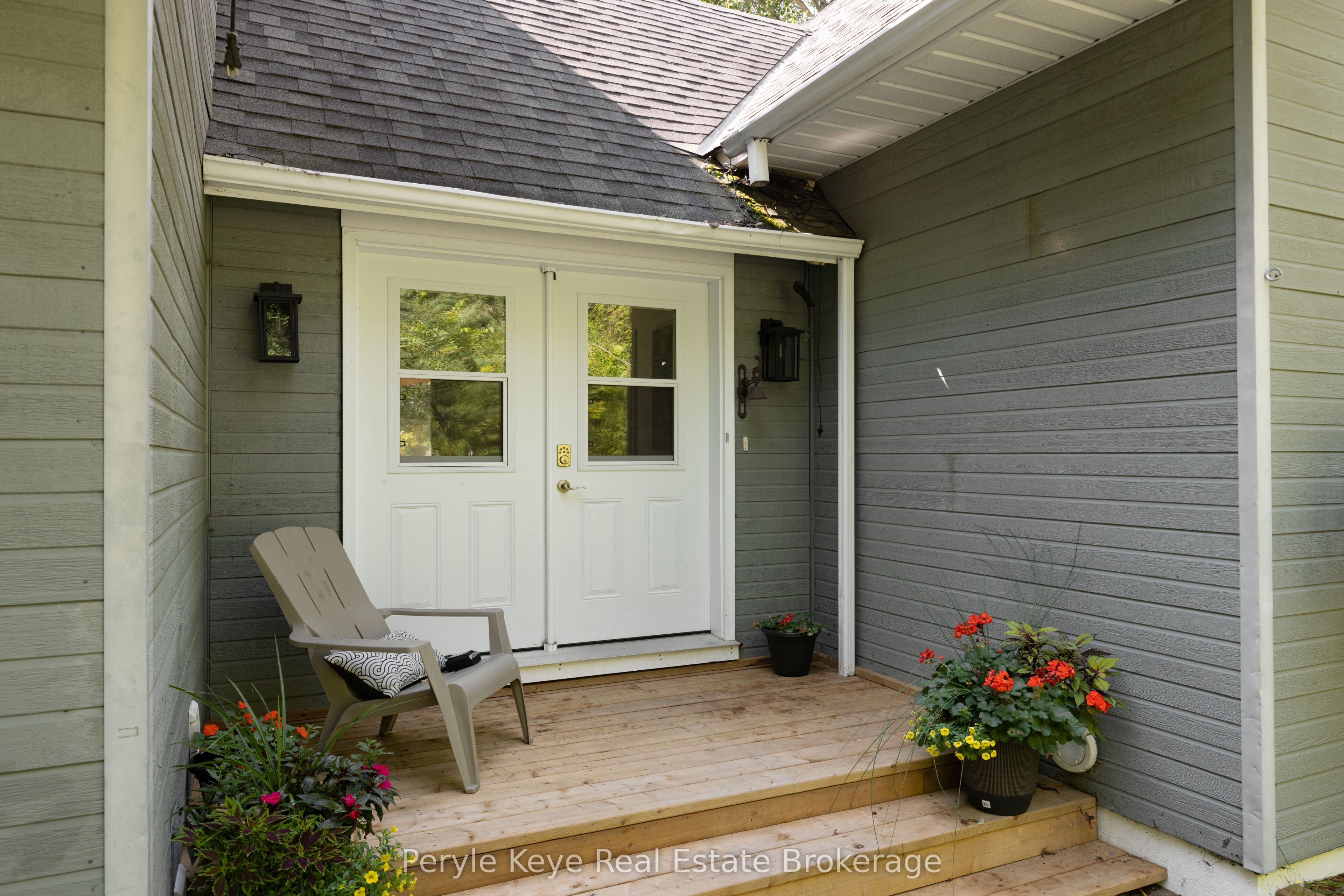1042 Hillside Crescent Property Photo 7