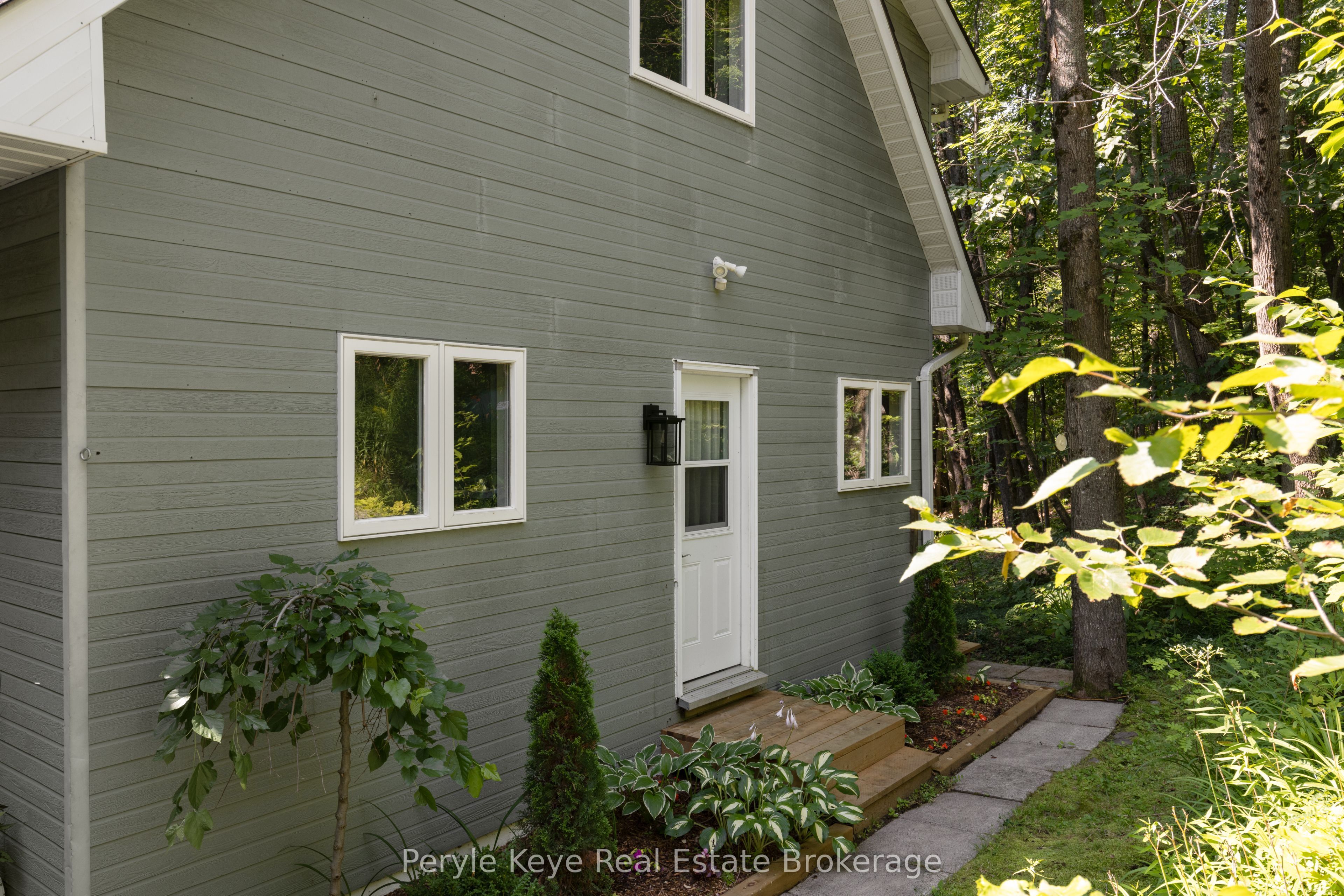 1042 Hillside Crescent Property Photo 27