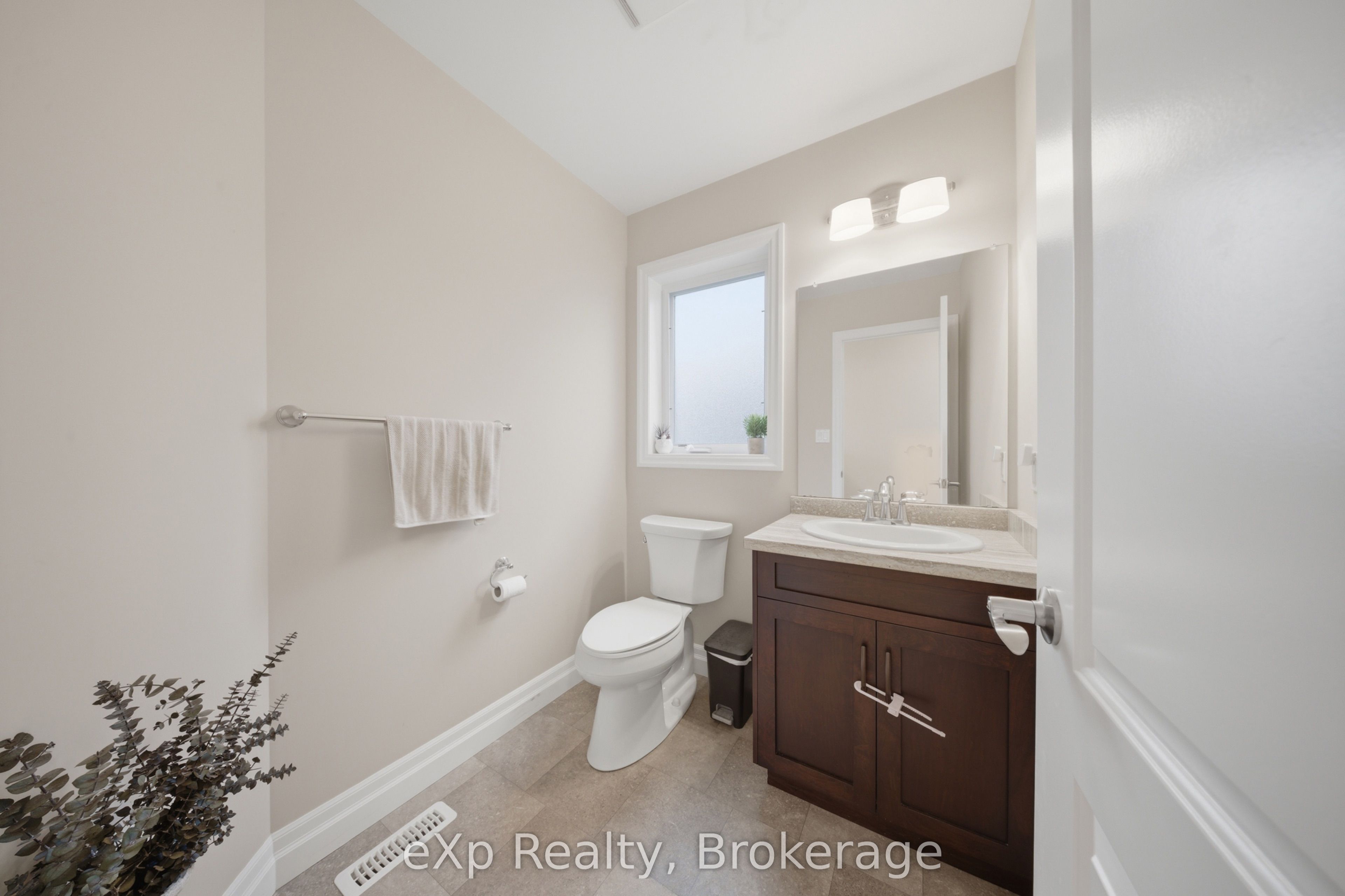 300 Hutton Street E Property Photo 6