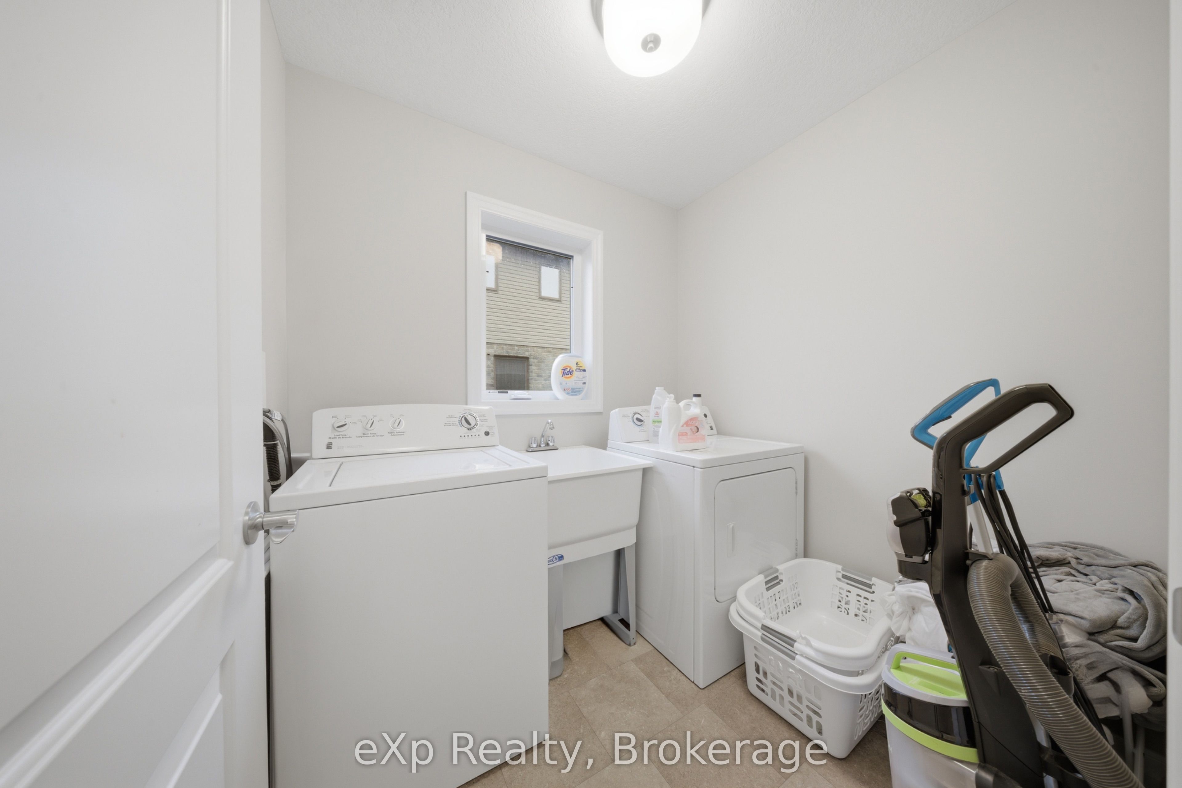300 Hutton Street E Property Photo 7
