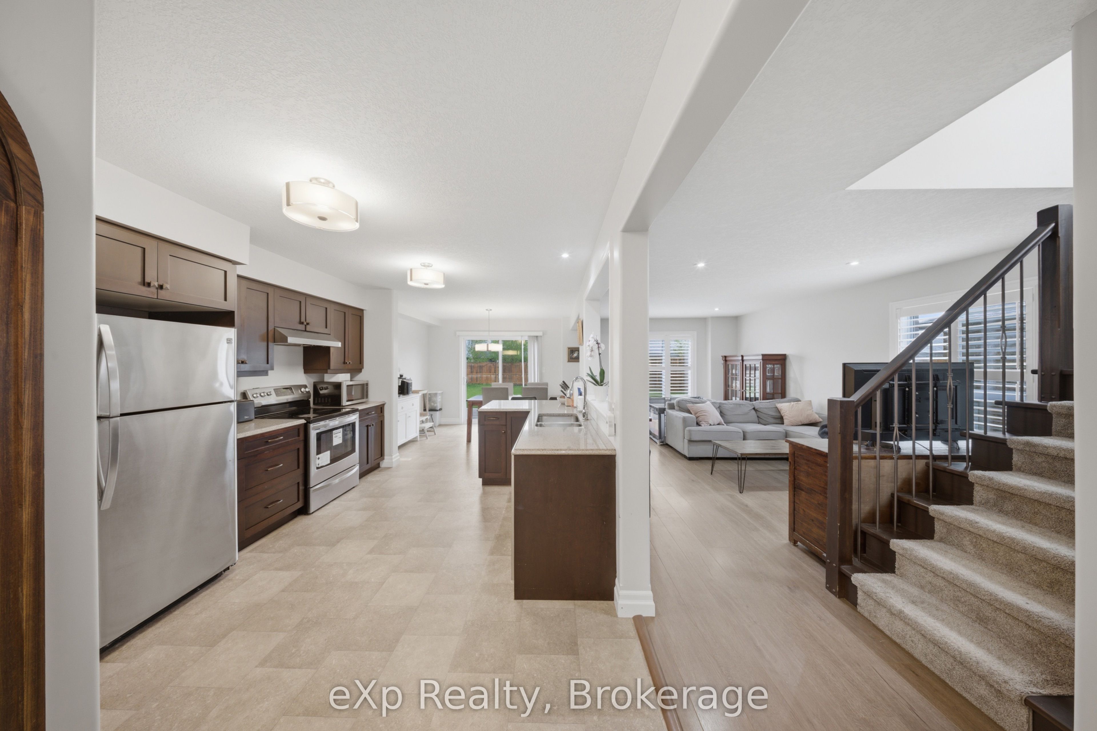 300 Hutton Street E Property Photo 8