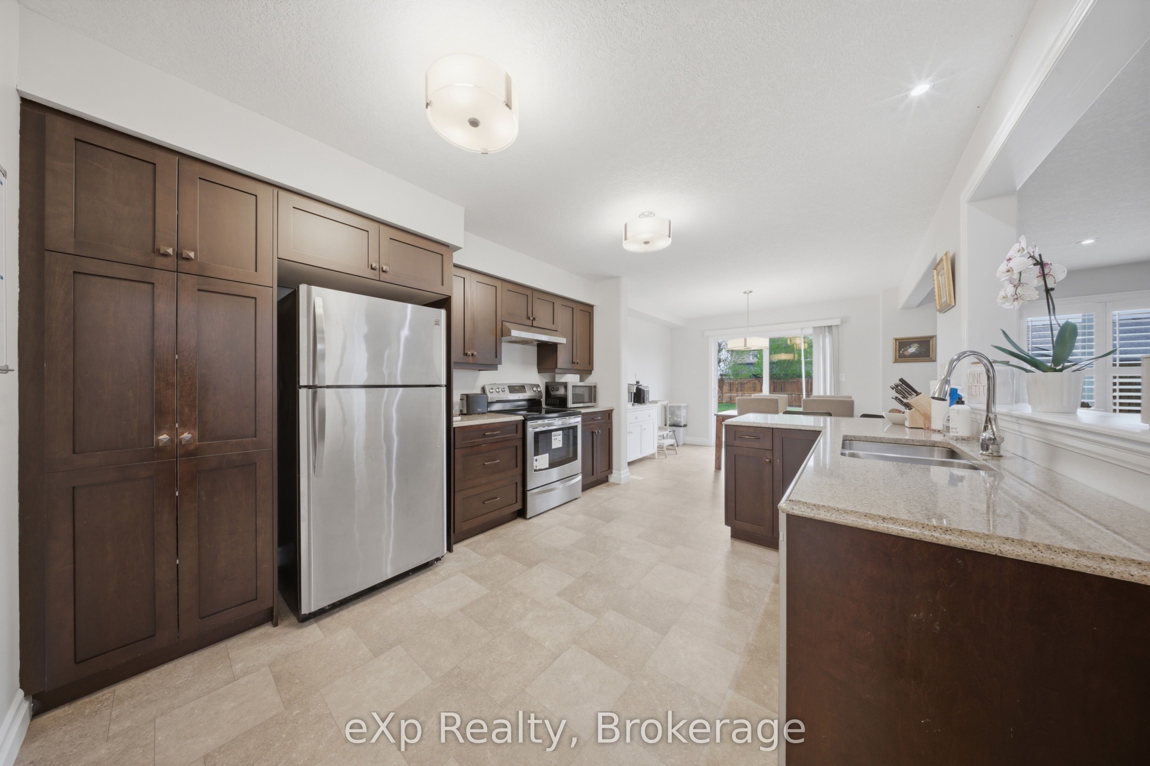 300 Hutton Street E Property Photo 9