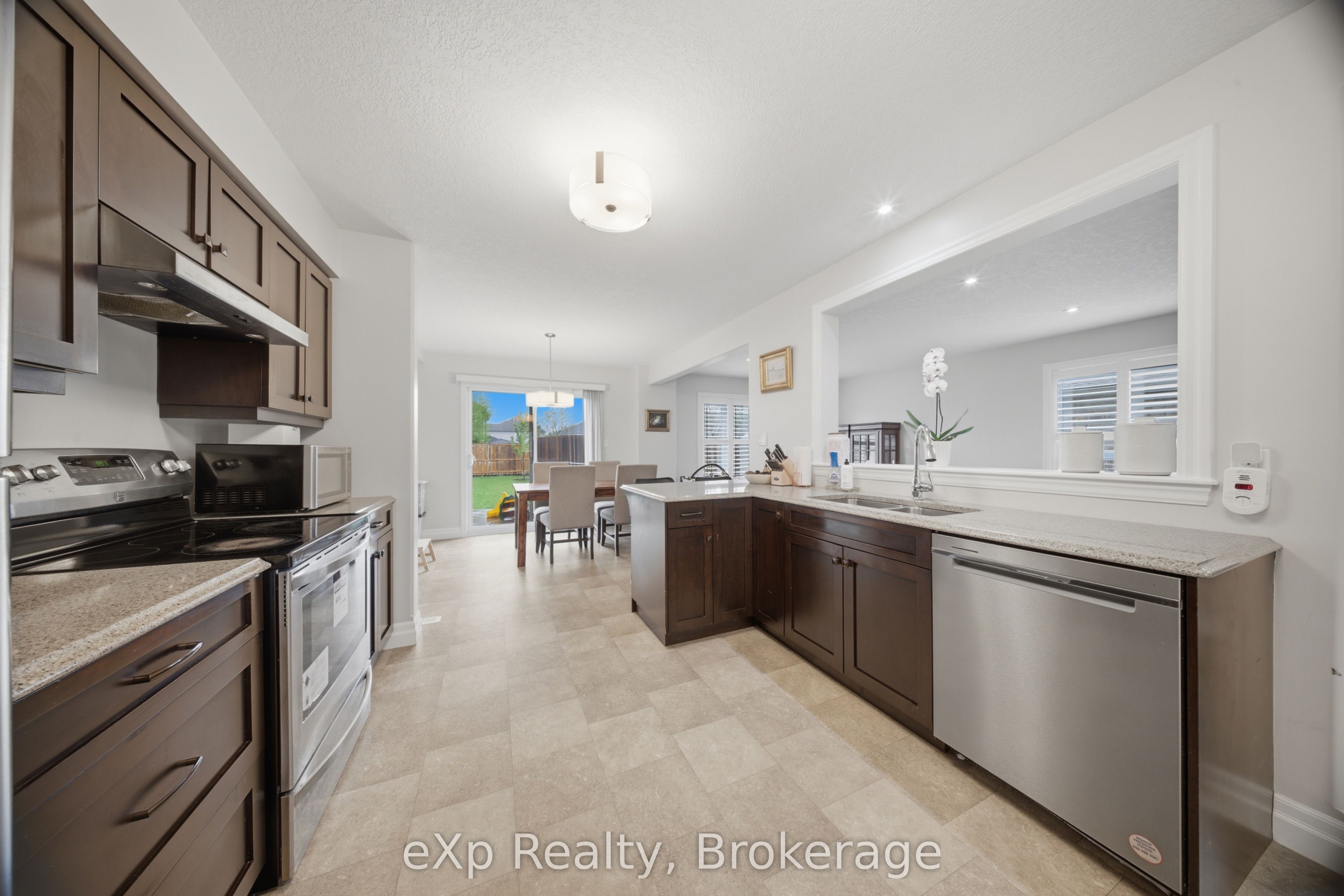 300 Hutton Street E Property Photo 11