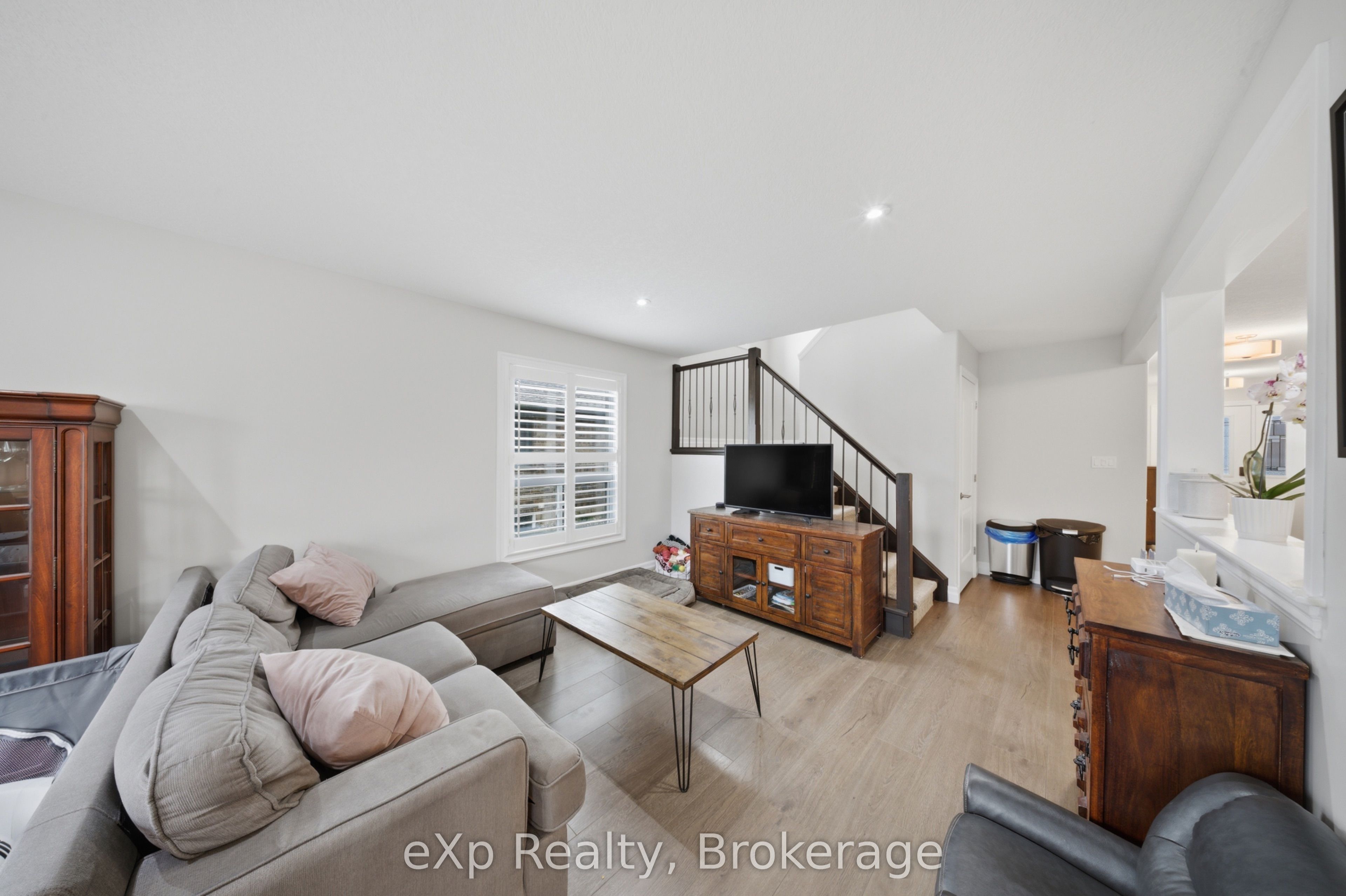 300 Hutton Street E Property Photo 17