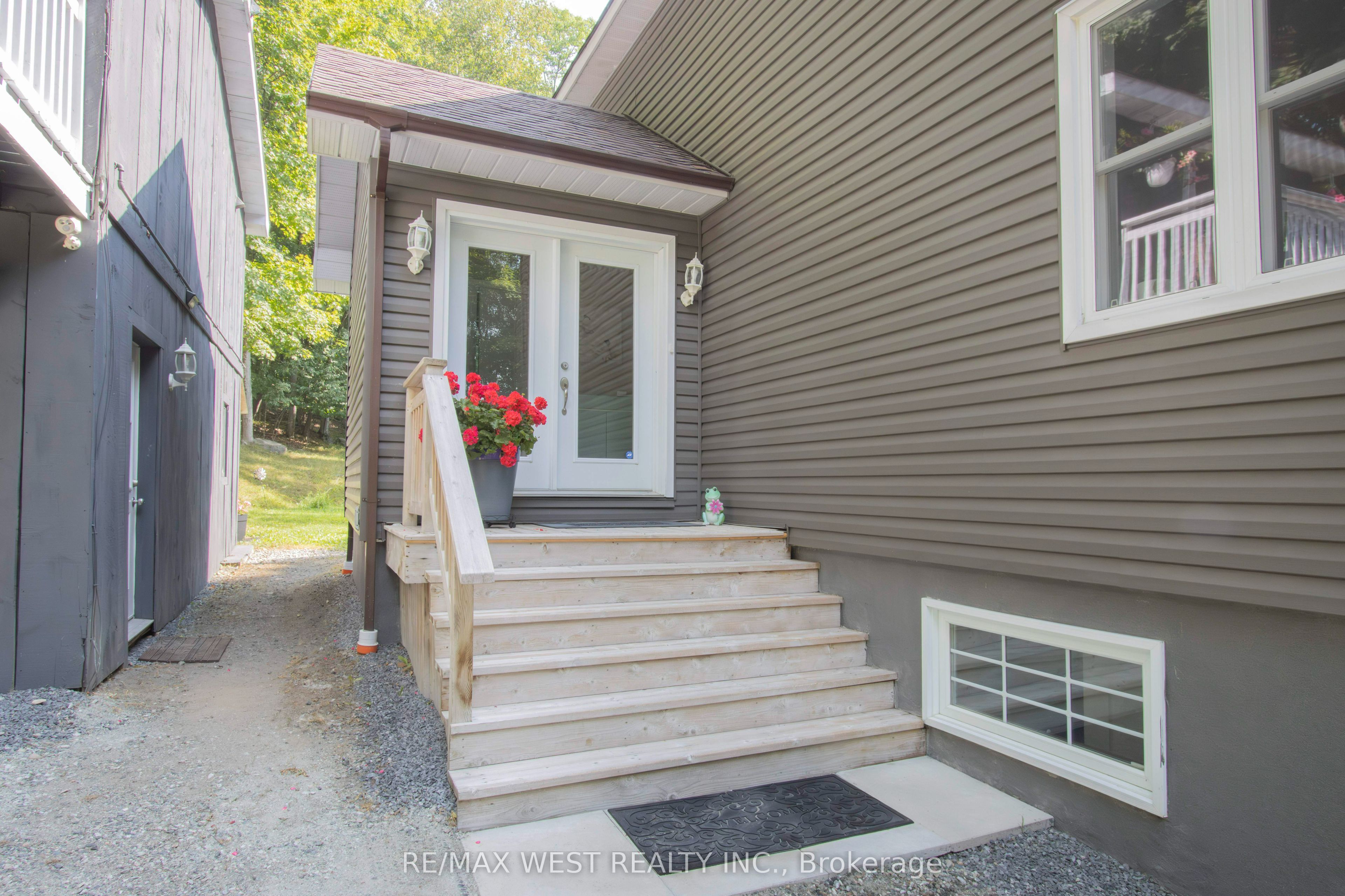 1158 Lorne Lane Property Photo 4