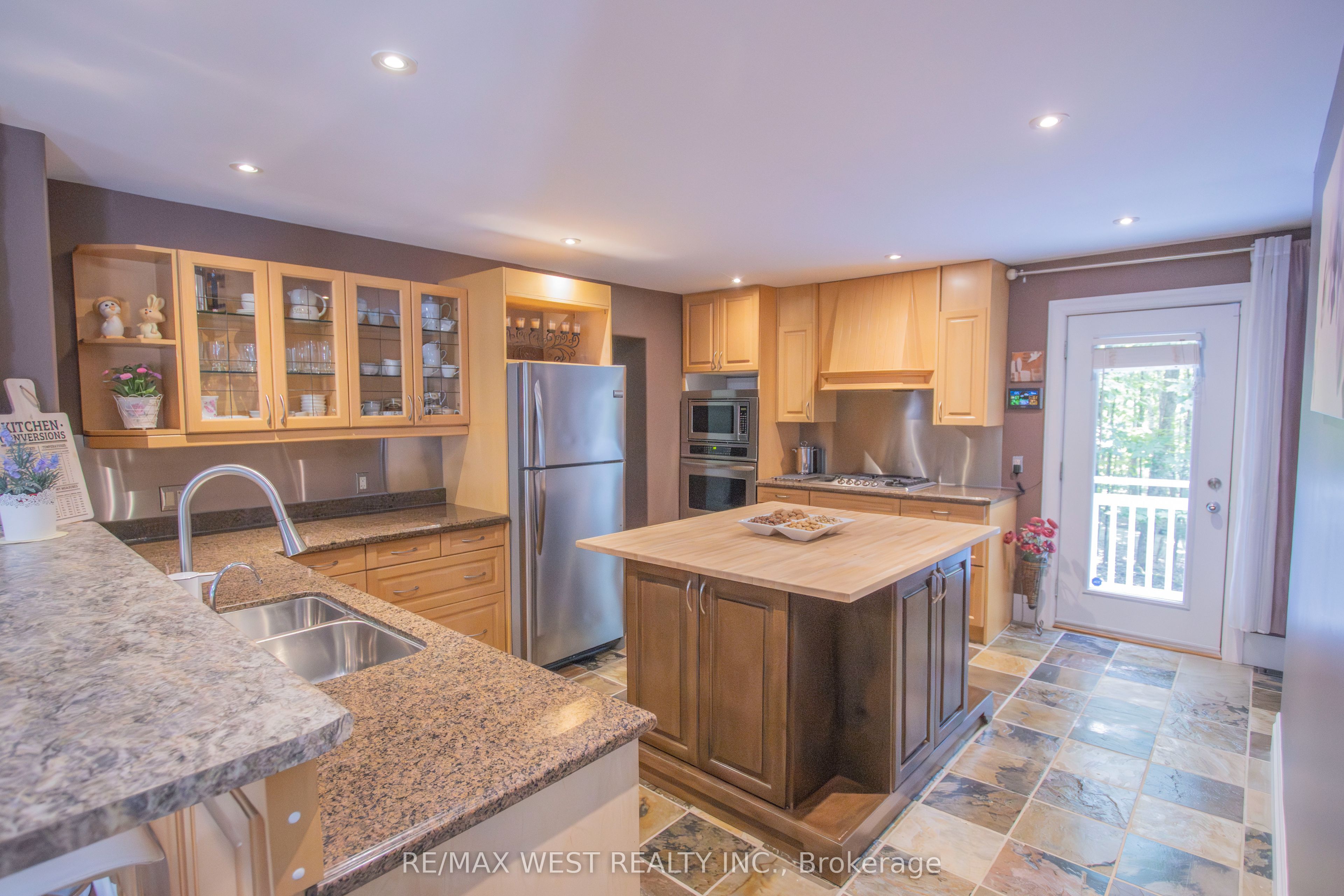 1158 Lorne Lane Property Photo 12