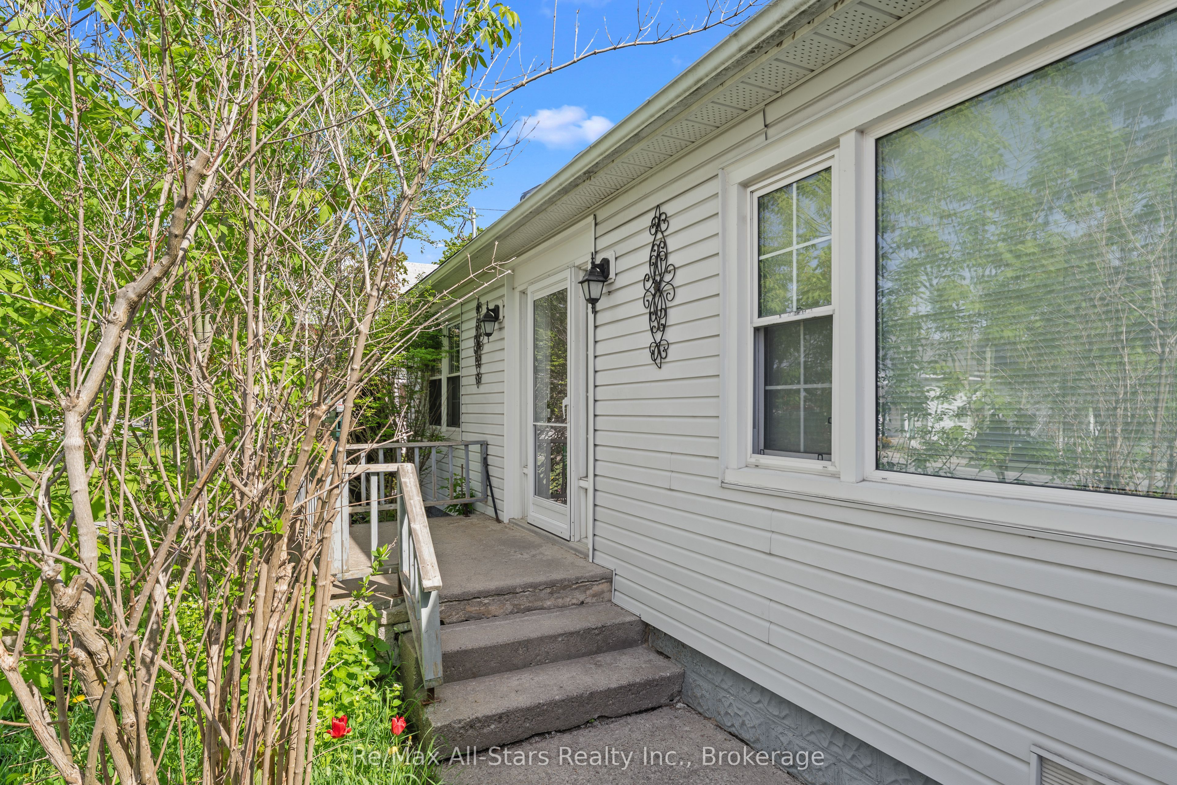 29 Francis Street E Property Photo 5