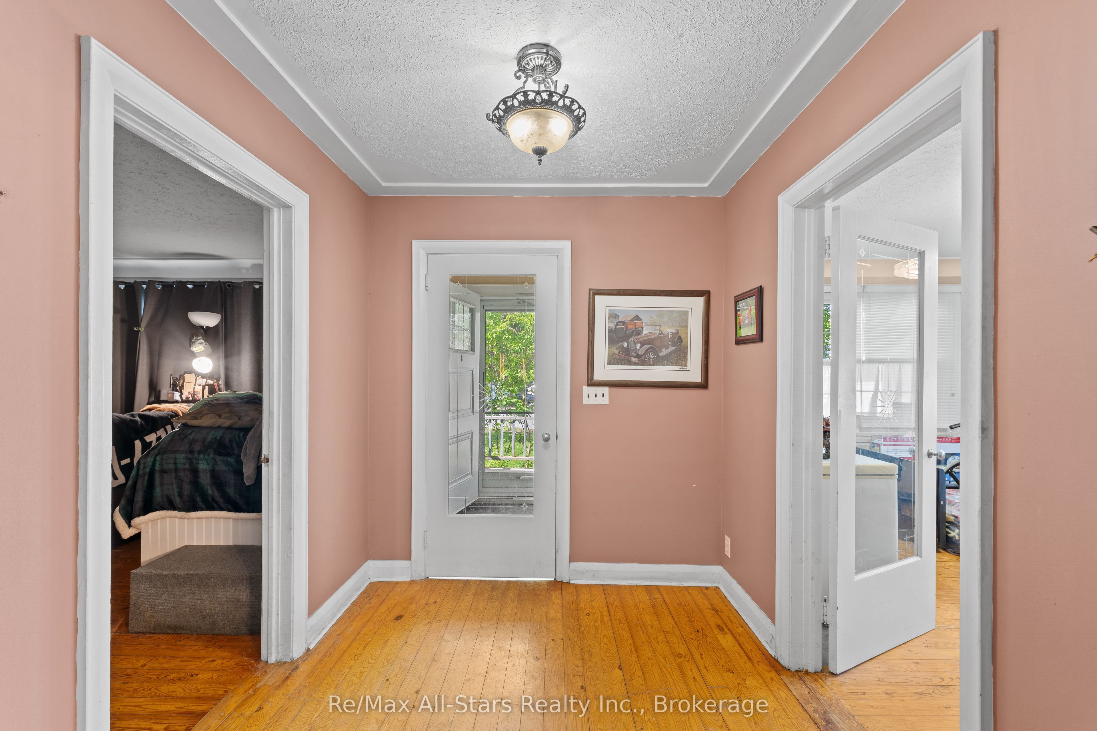 29 Francis Street E Property Photo 6