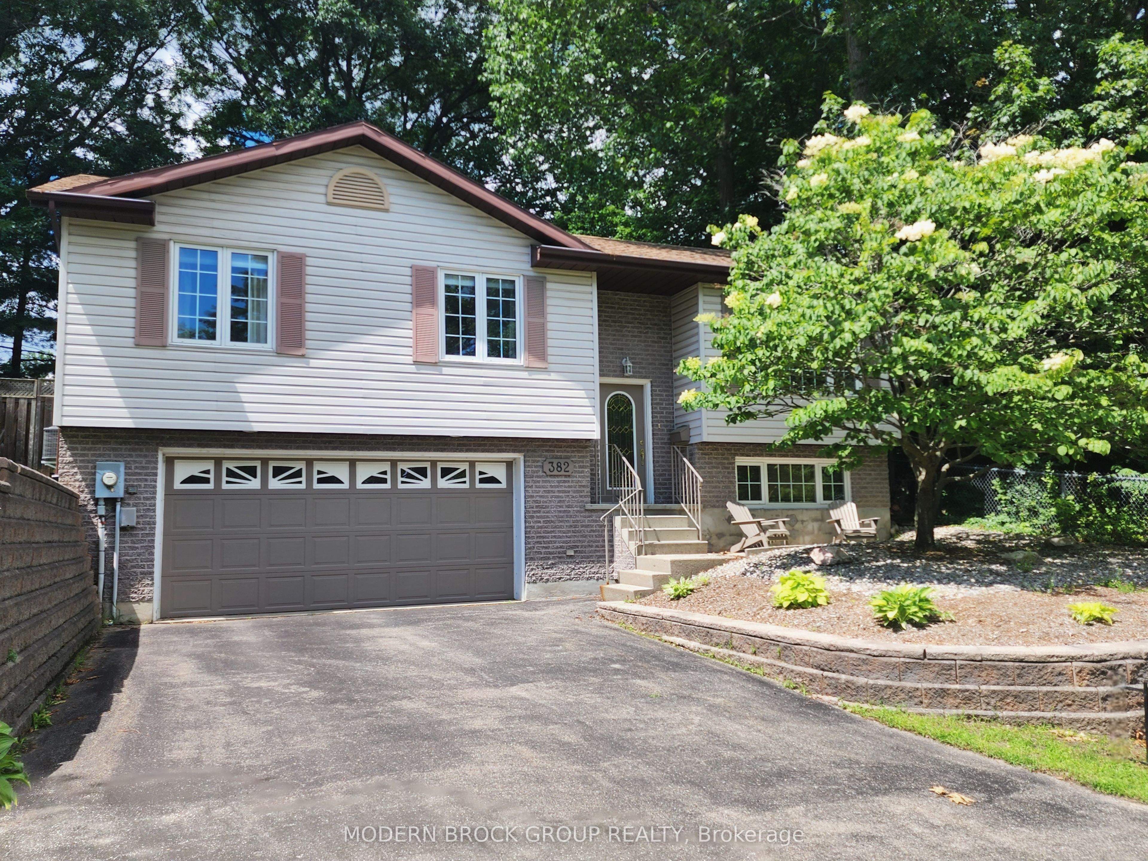 382 Pearl Street W Property Photo 1