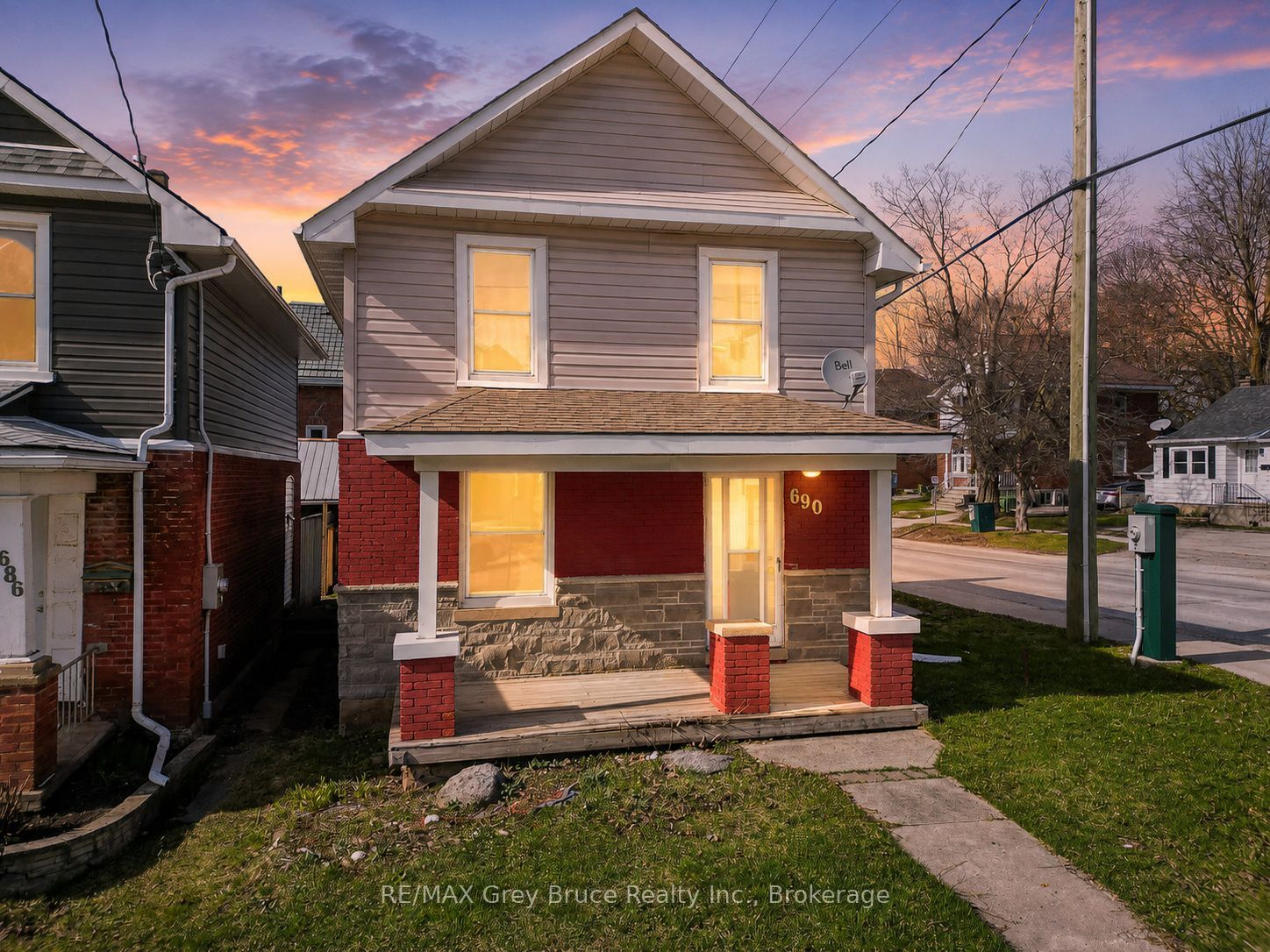 690 8th Street E Property Photo 1