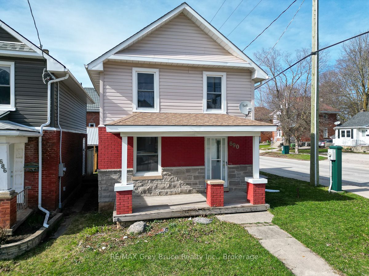 690 8th Street E Property Photo 2