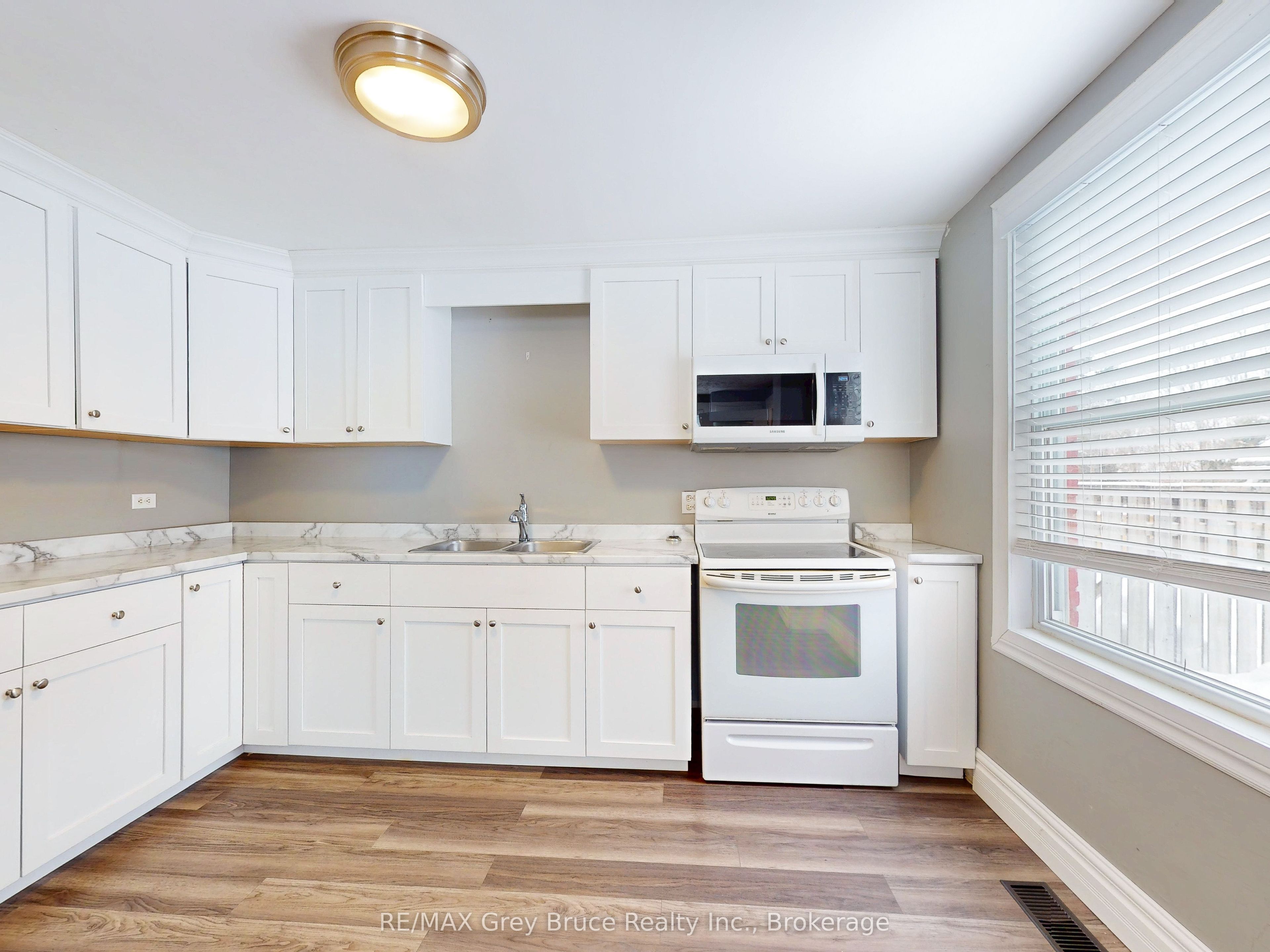 690 8th Street E Property Photo 7