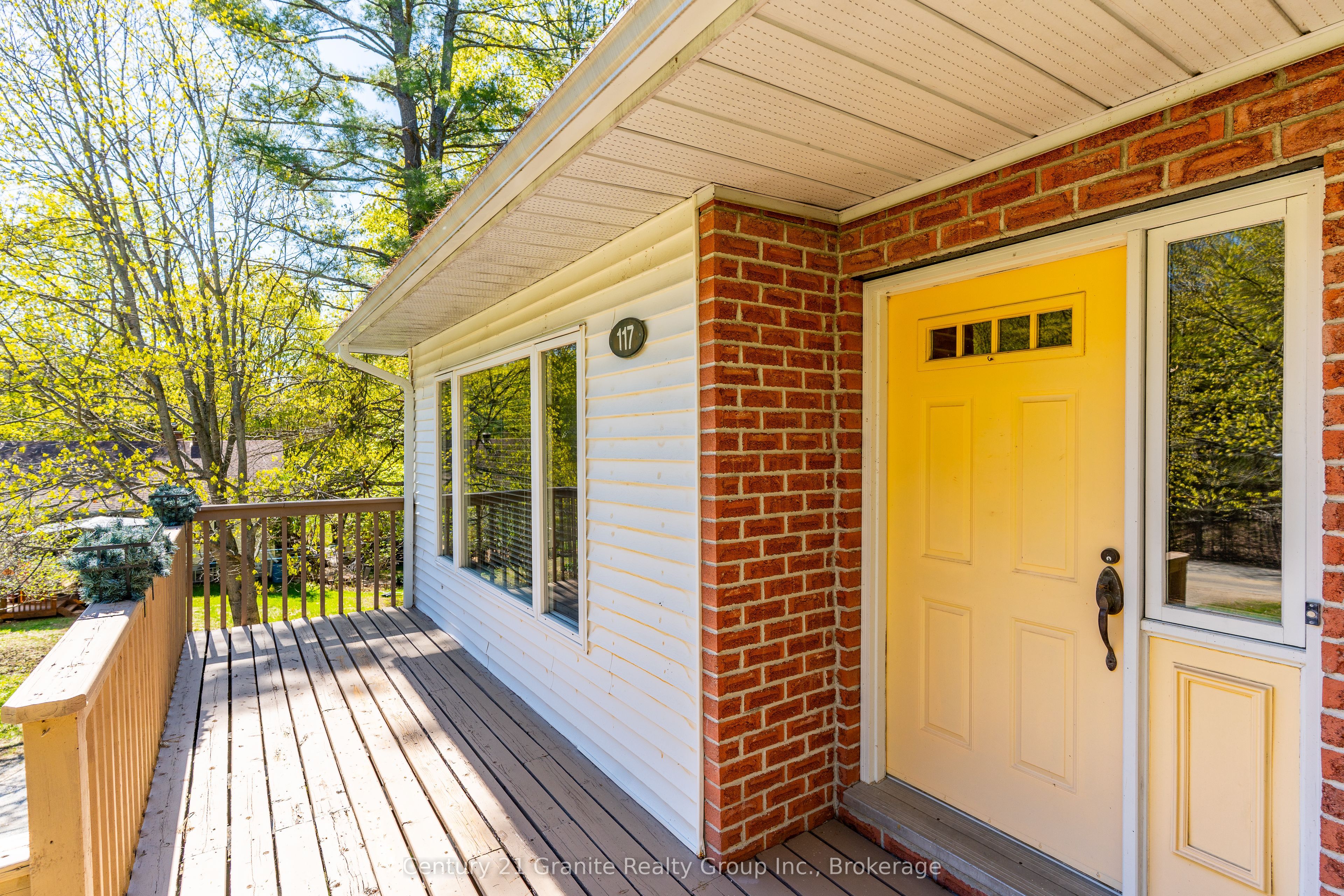 117 Riverside Drive E Property Photo 4