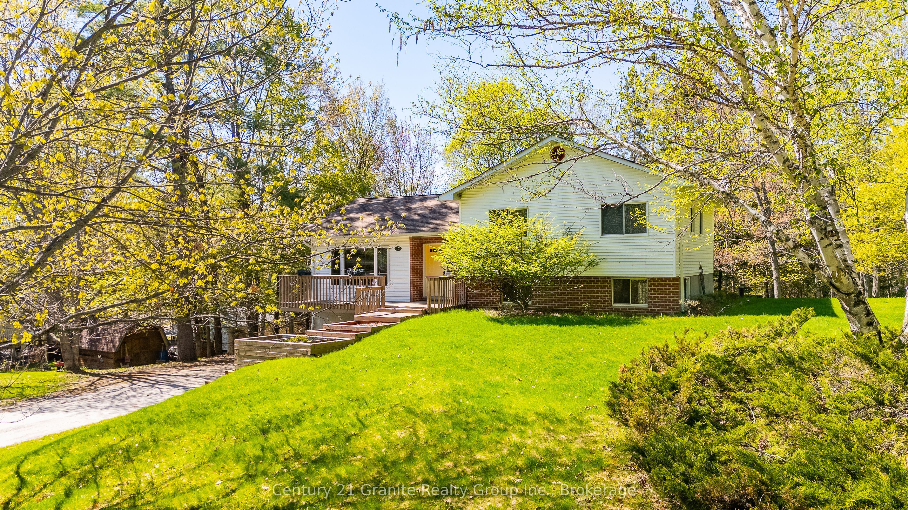 117 Riverside Drive E Property Photo 5