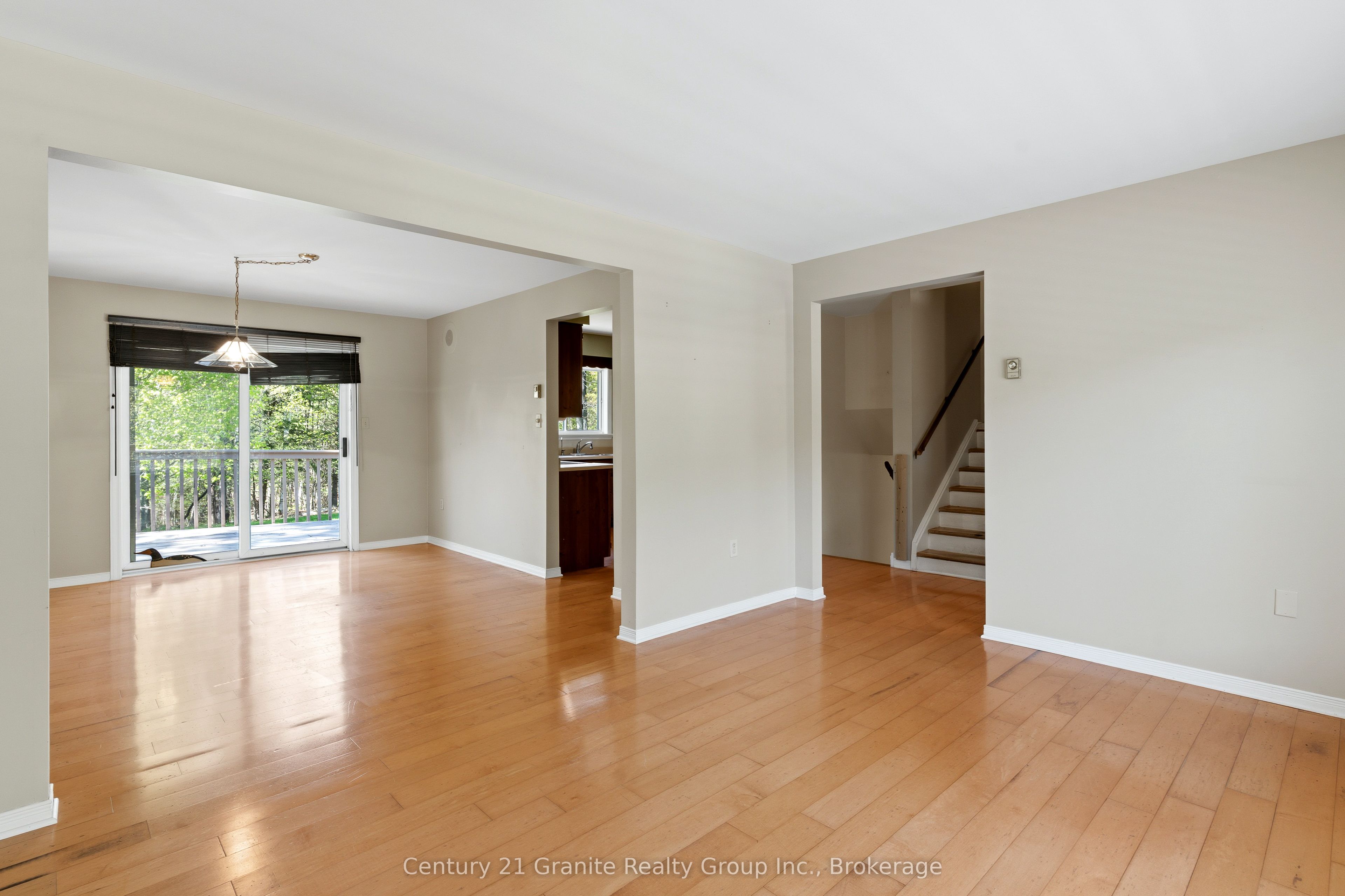 117 Riverside Drive E Property Photo 9