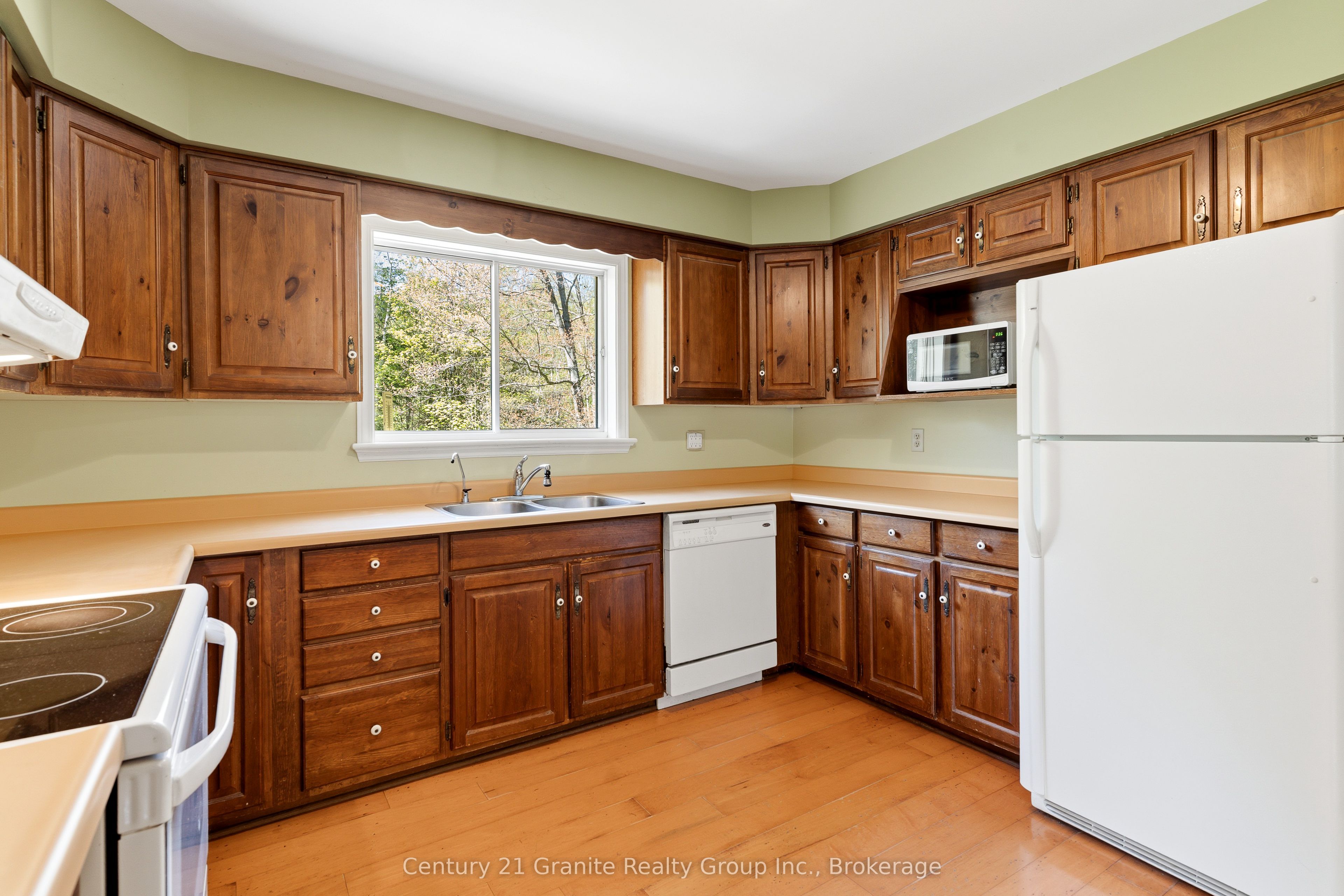117 Riverside Drive E Property Photo 15