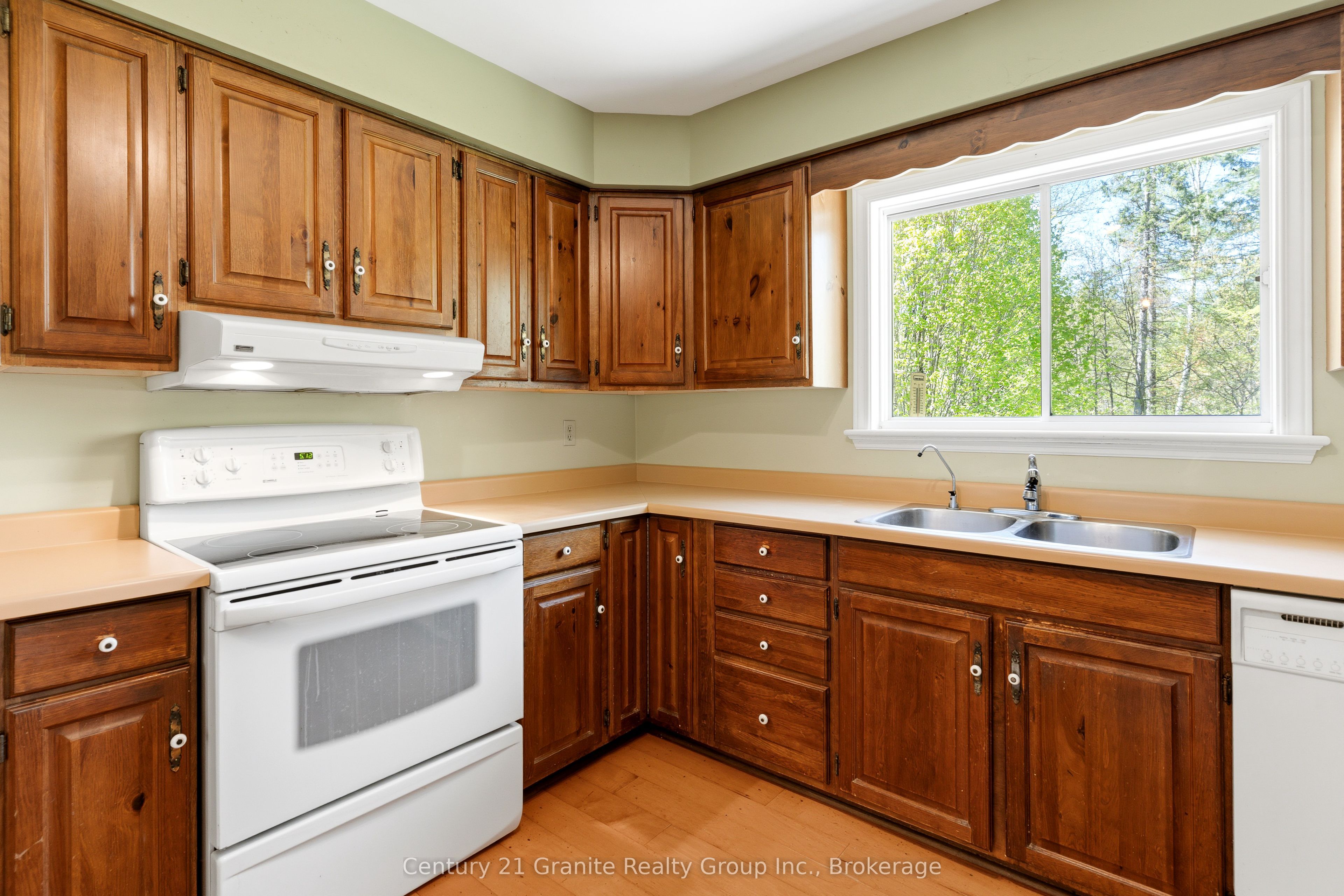 117 Riverside Drive E Property Photo 16