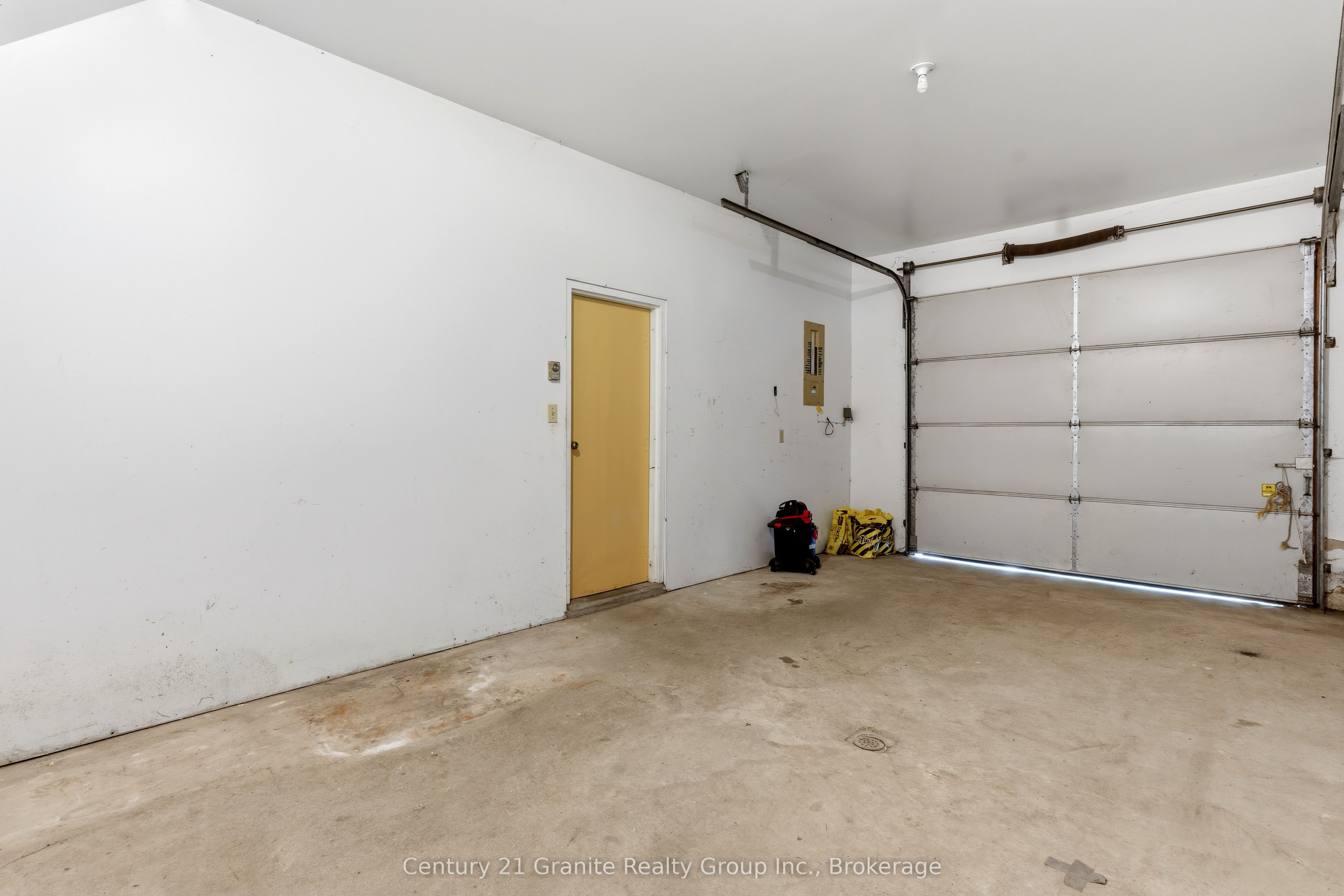 117 Riverside Drive E Property Photo 39